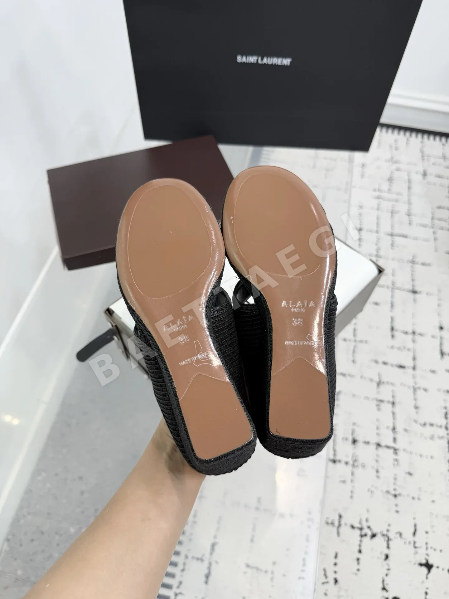 알라이아 램스킨 큐브힐 웨지 샌들 상세 이미지 9