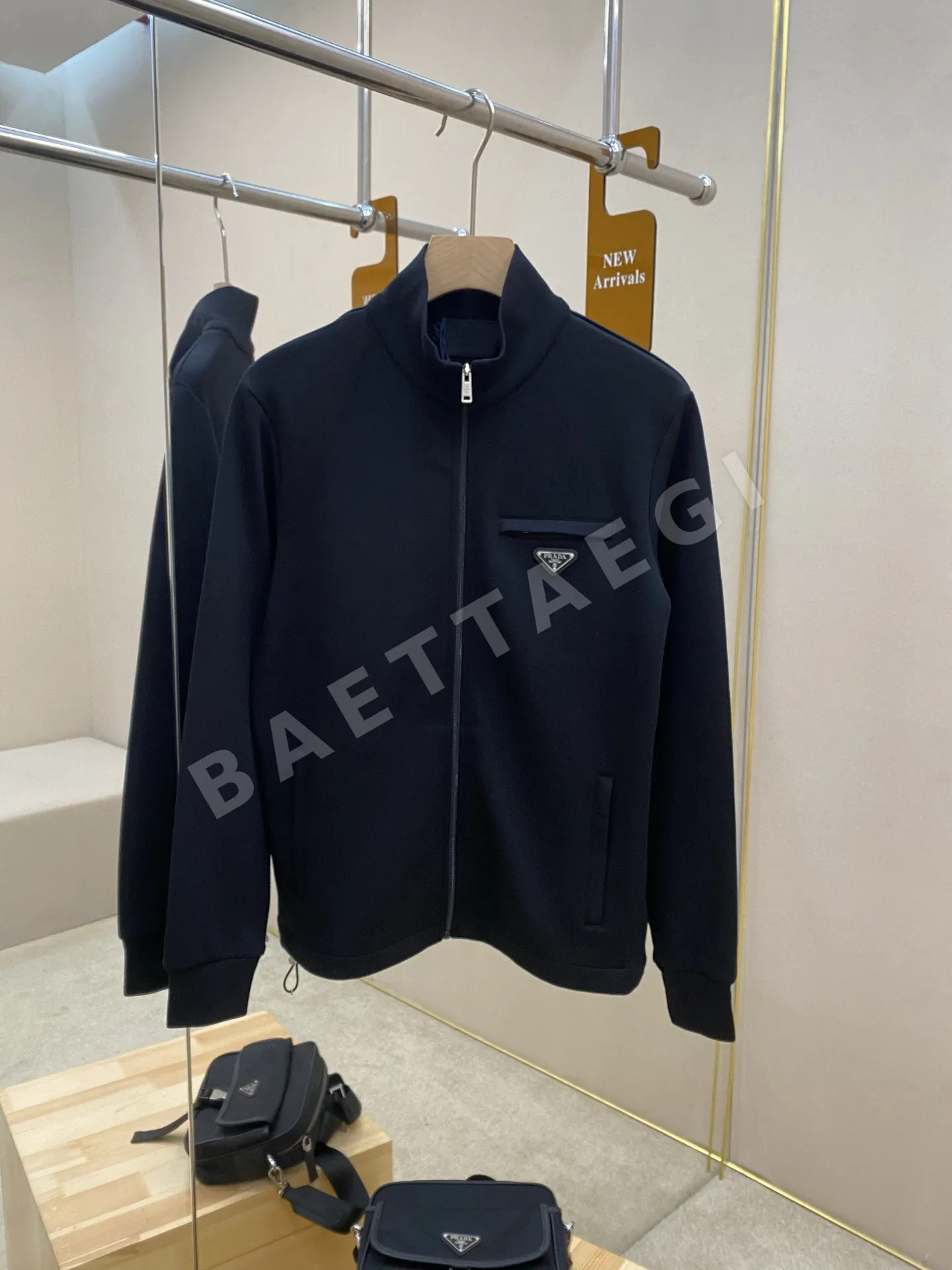 프라다 트라이앵글 로고 에어레이어 지퍼 남성 자켓 160004