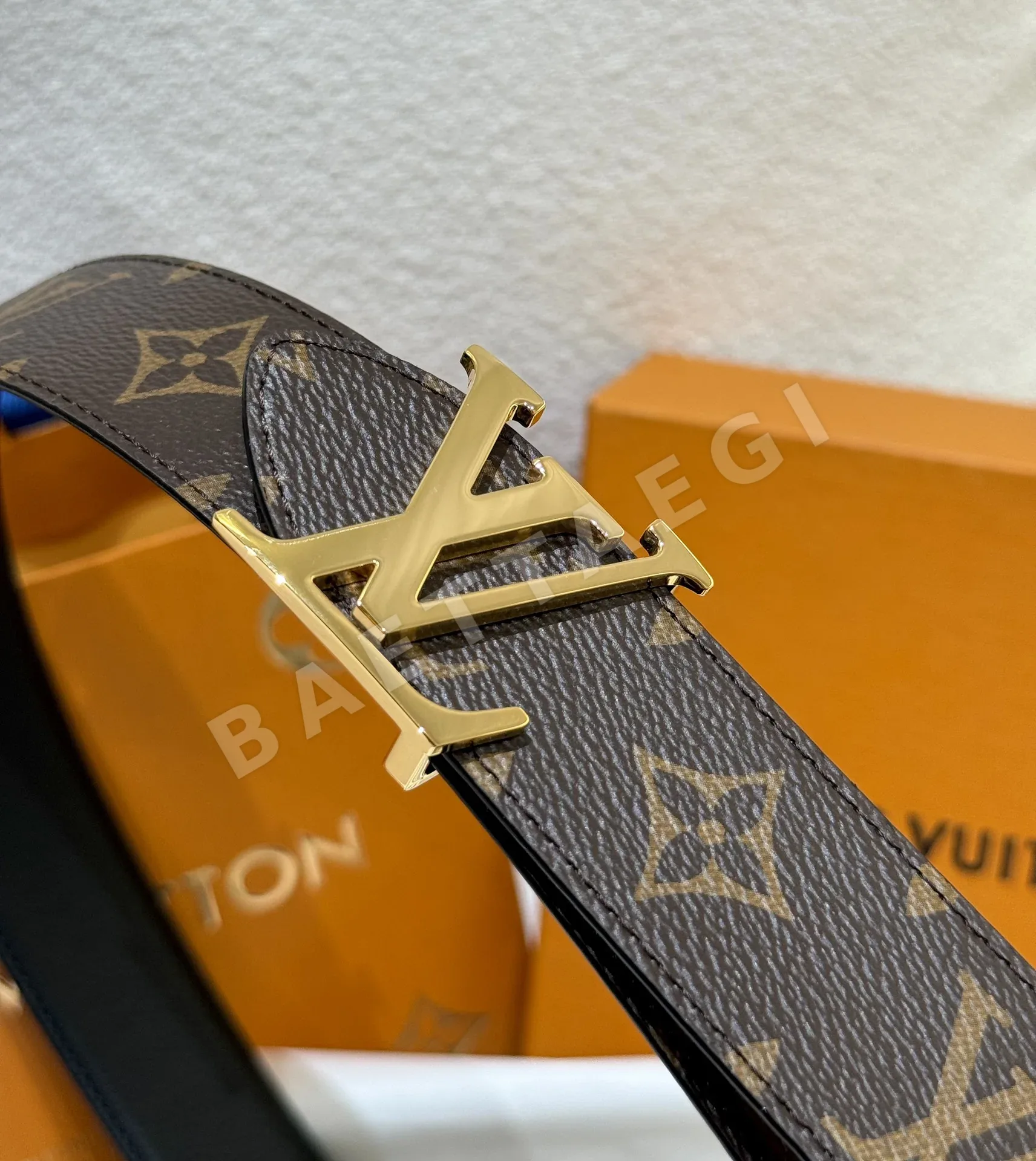 루이비통 LV 모노그램 리버시블 가죽 벨트 상세 이미지 3