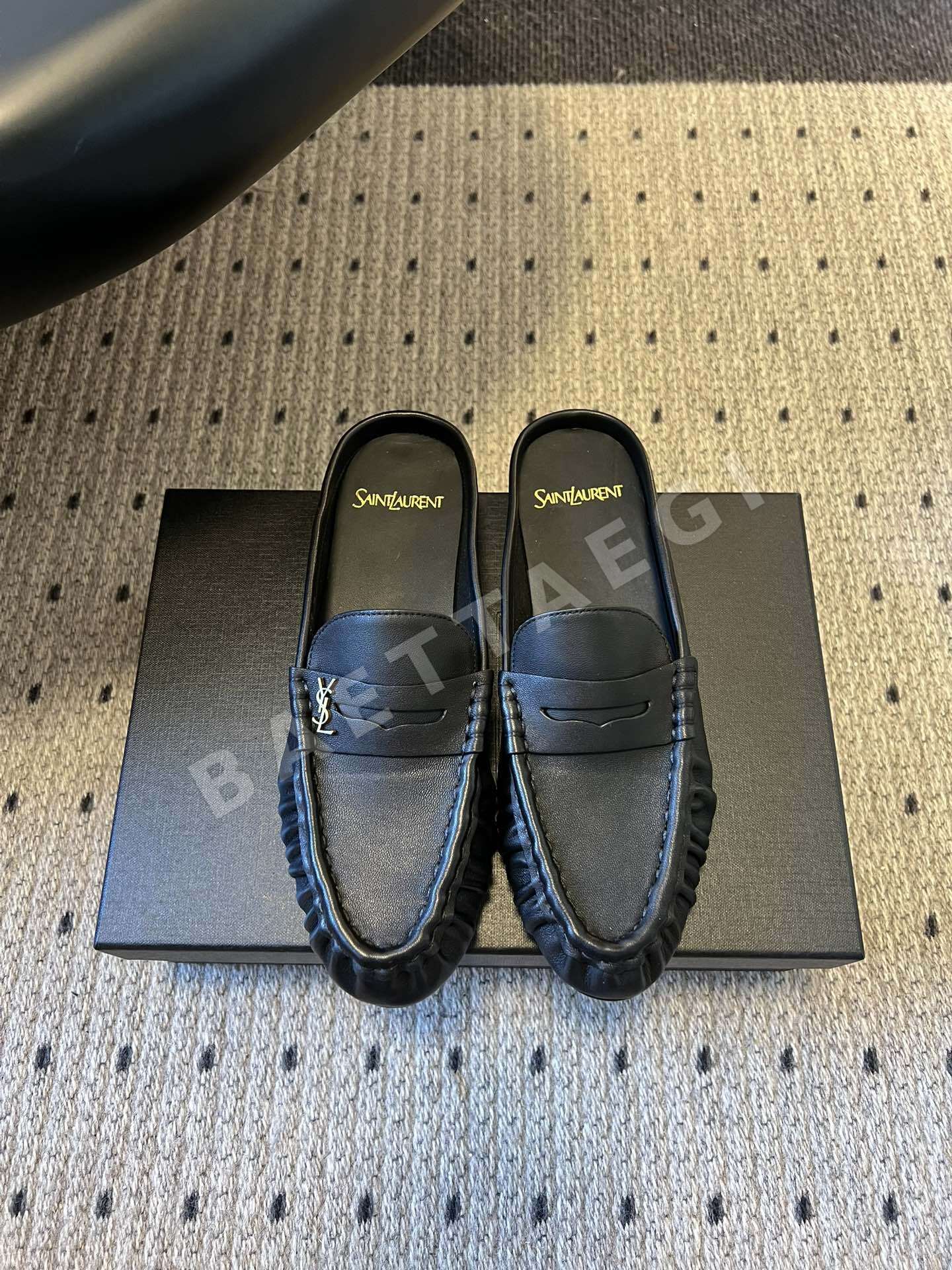 생로랑 텍스처드 플리츠 로퍼 9374