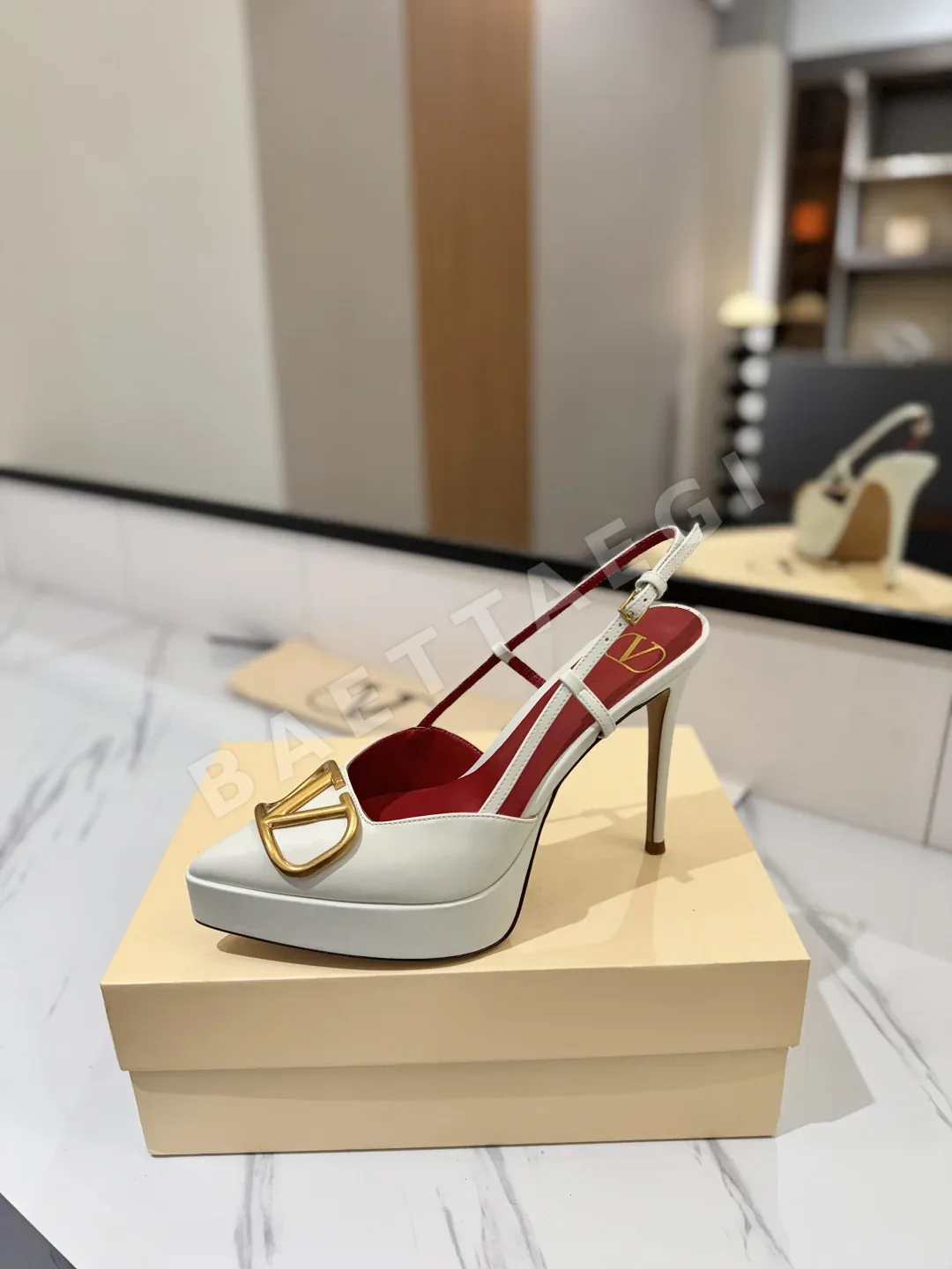 발렌티노 V 버클 뾰족코 샌들 상세 이미지 4