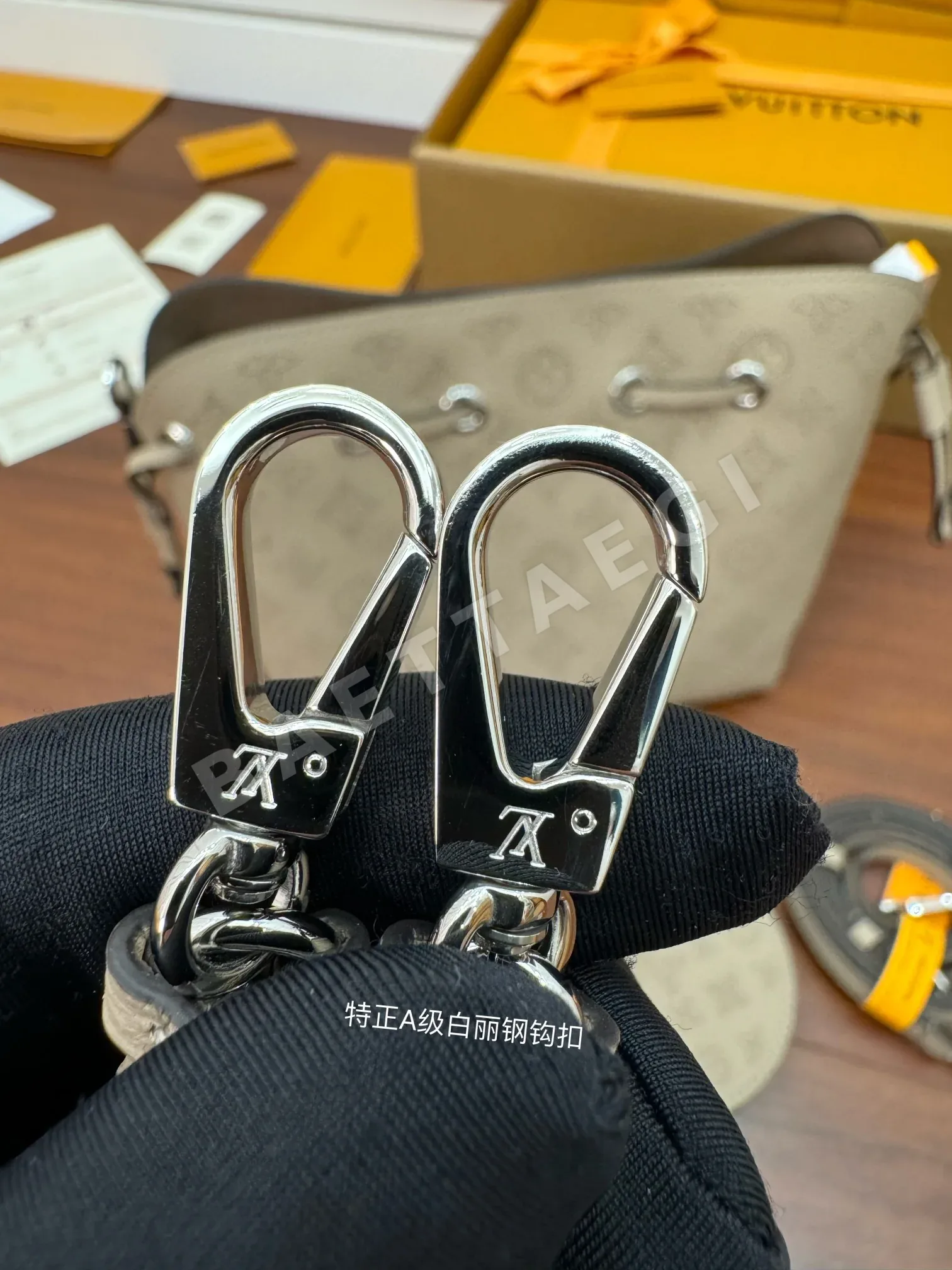루이비통 M57201 가죽 미니 핸드백 상세 이미지 5
