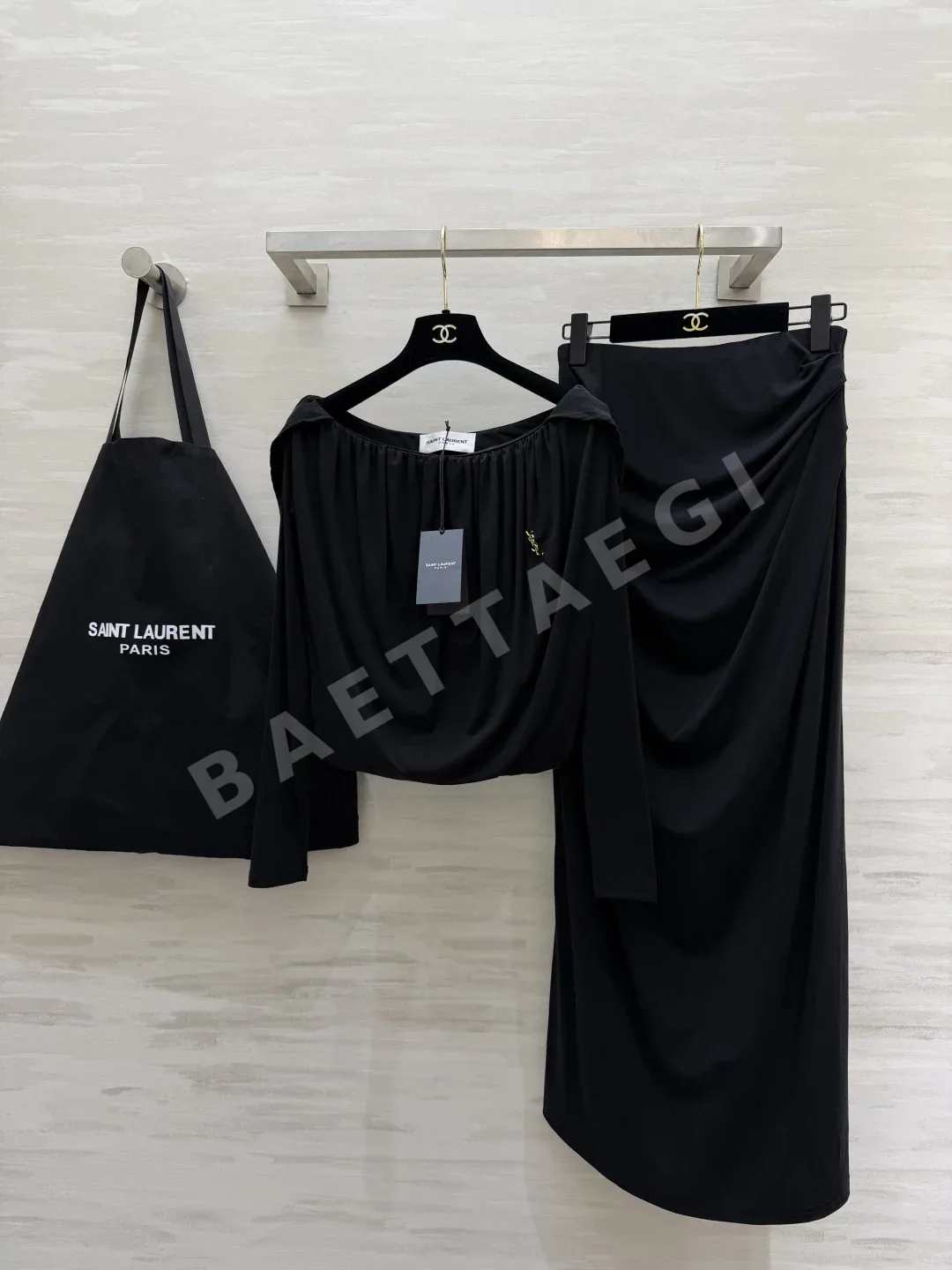 생로랑 여성 루즈핏 반팔 티셔츠 103454