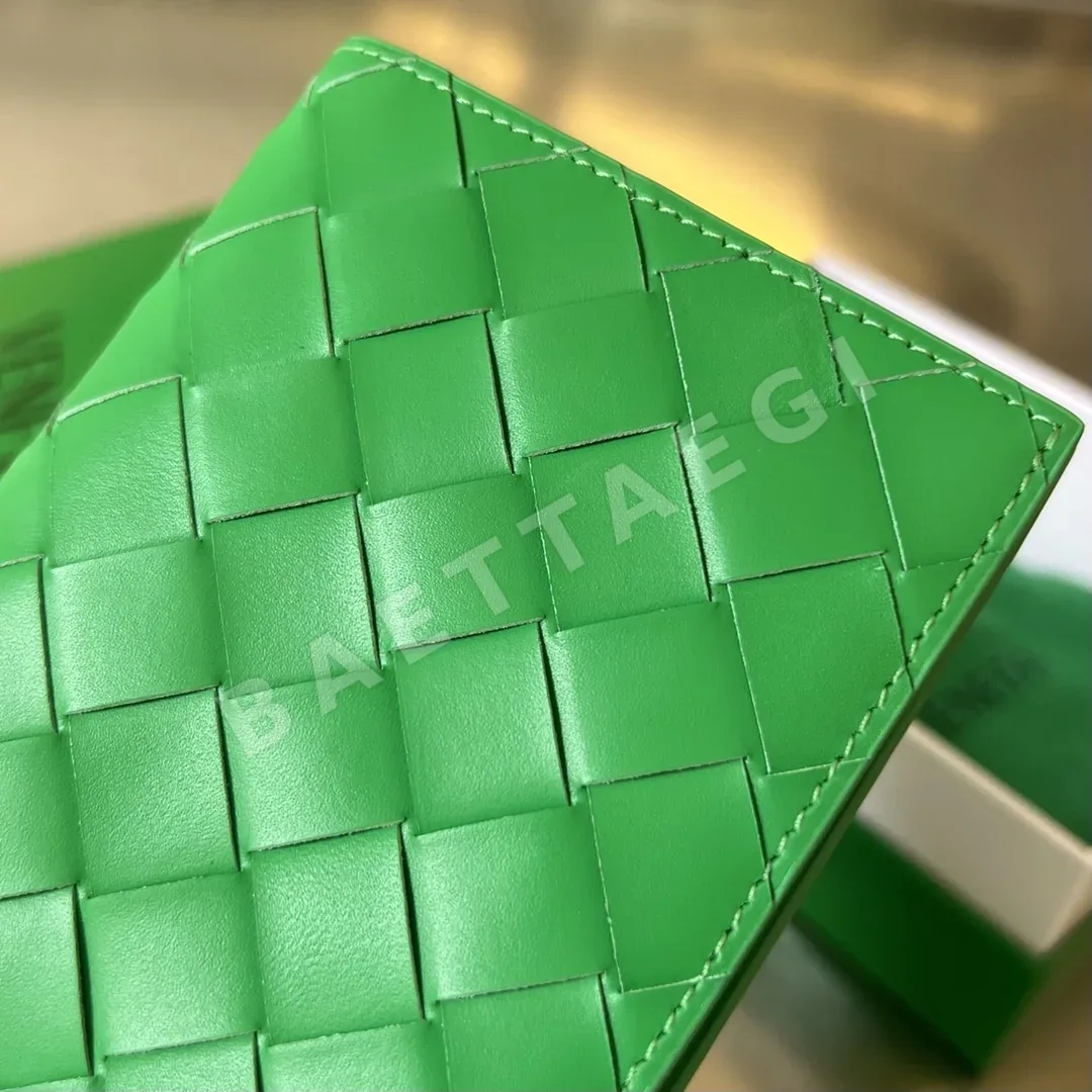 보테가베네타 인트레치아토 소가죽 여권 지갑 5007 상세 이미지 9