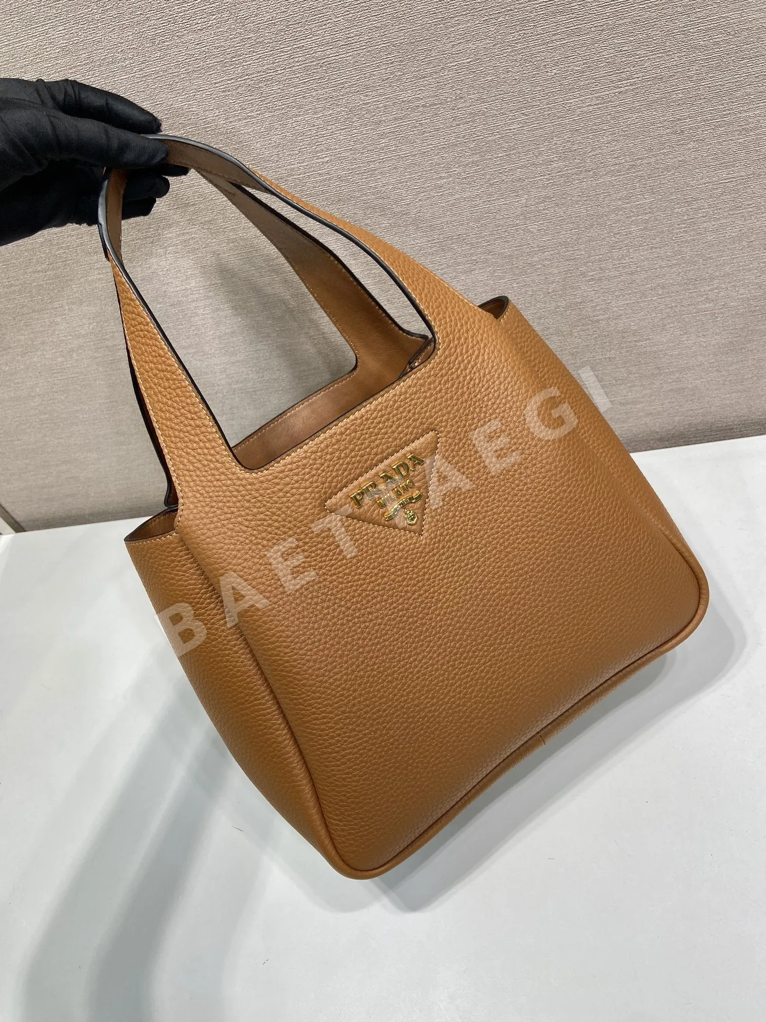 프라다 소프트 카프스킨 버켓 백 1BG335 상세 이미지 2