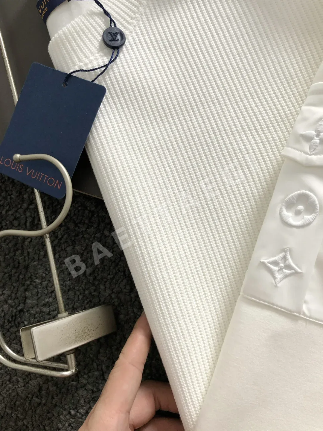 루이비통 모노그램 자수 장식 남성 니트 상세 이미지 3