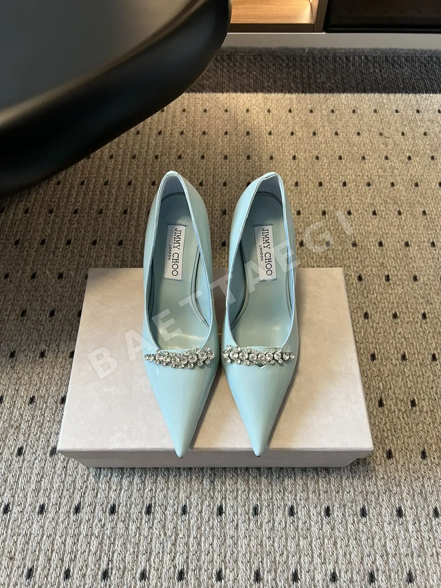 지미추 뾰족코 크리스탈 장식 하이힐 8068