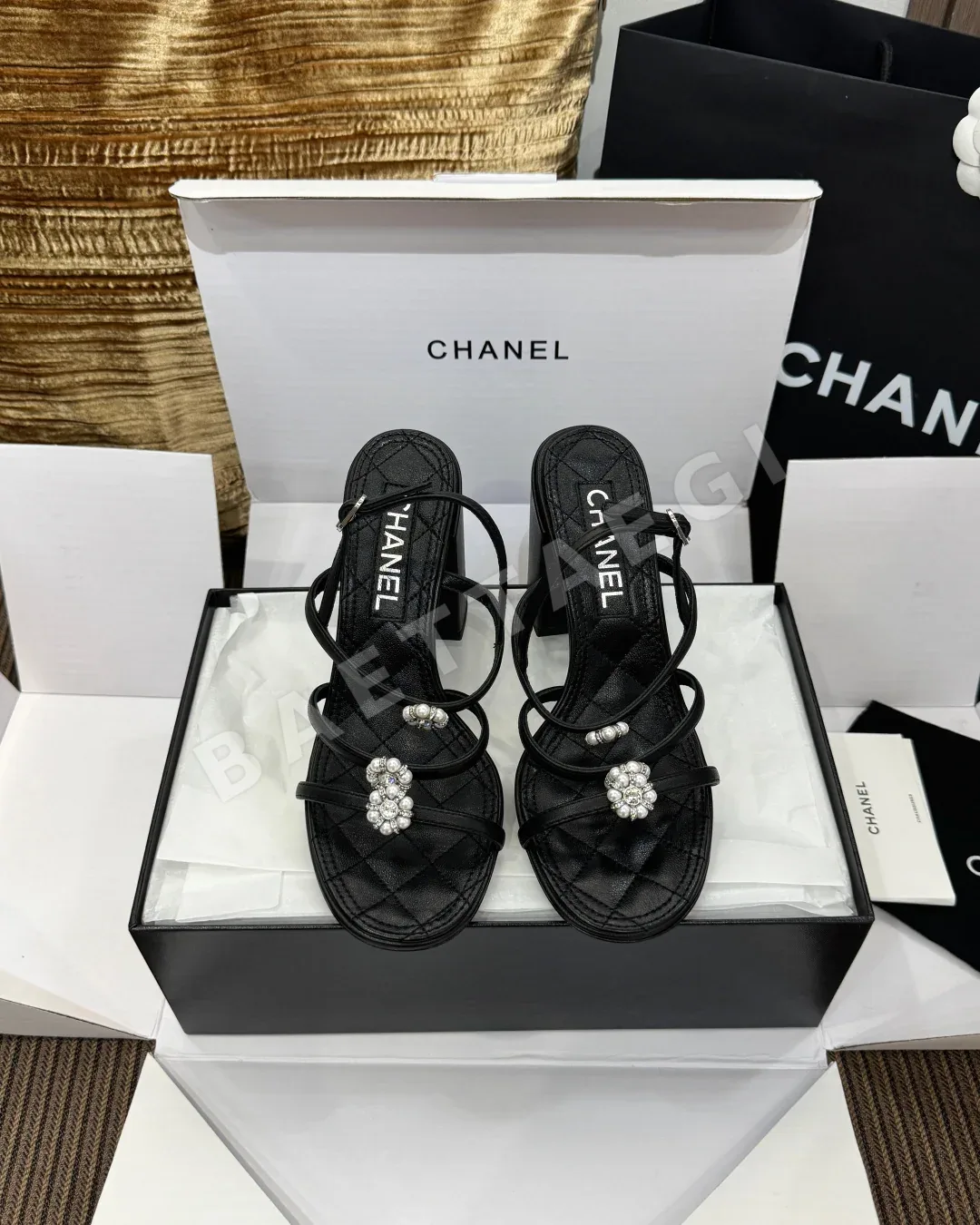 샤넬 카멜리아 라인스톤 장식 하이힐 샌들 26C 98258