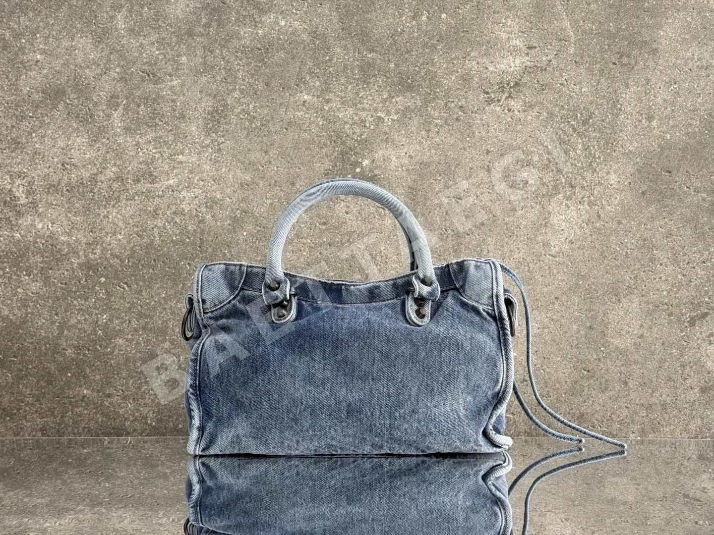 발렌시아가 데님 모터사이클 가방 상세 이미지 2