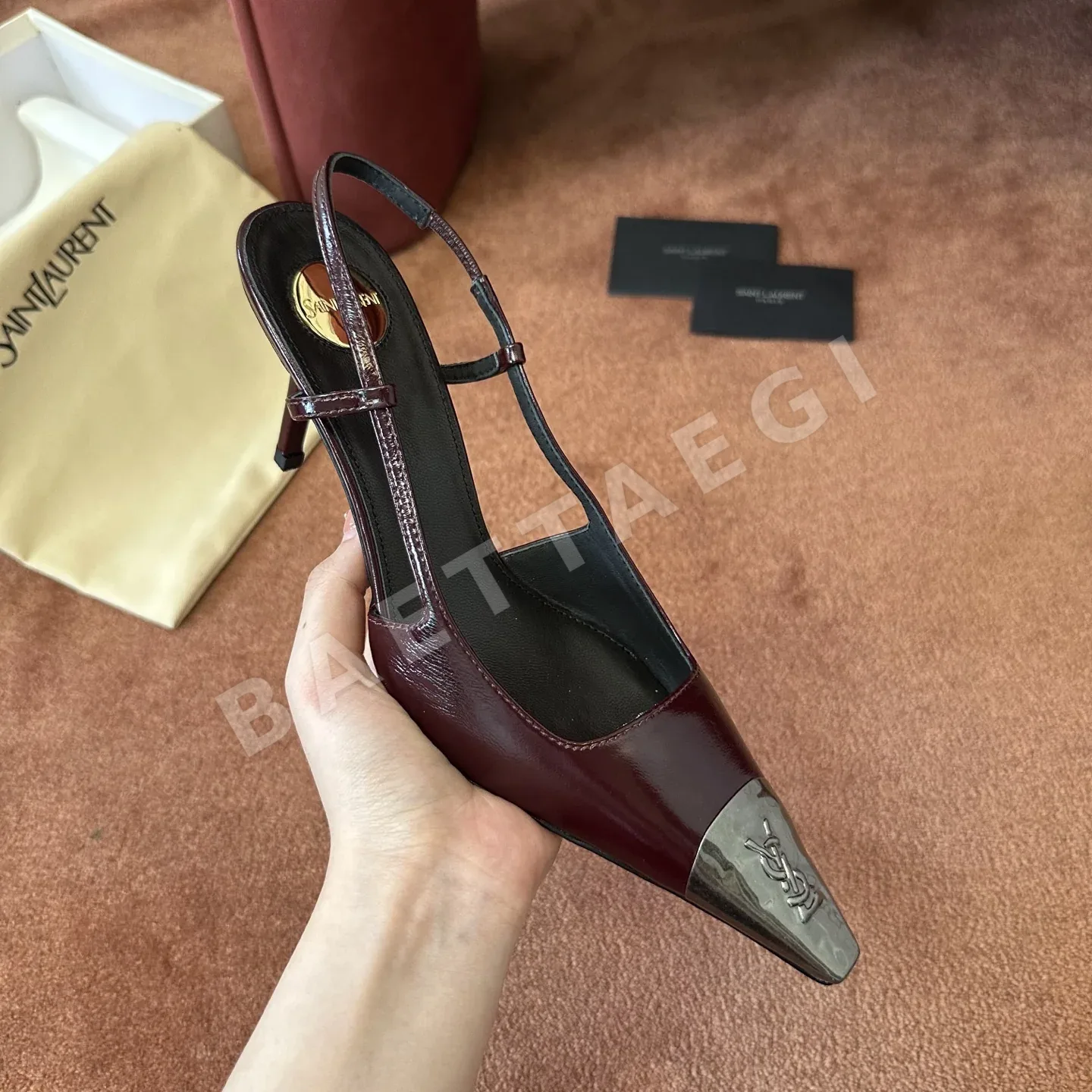 생로랑 YSL 메탈 토 캡 슬링백 힐 버건디 상세 이미지 3