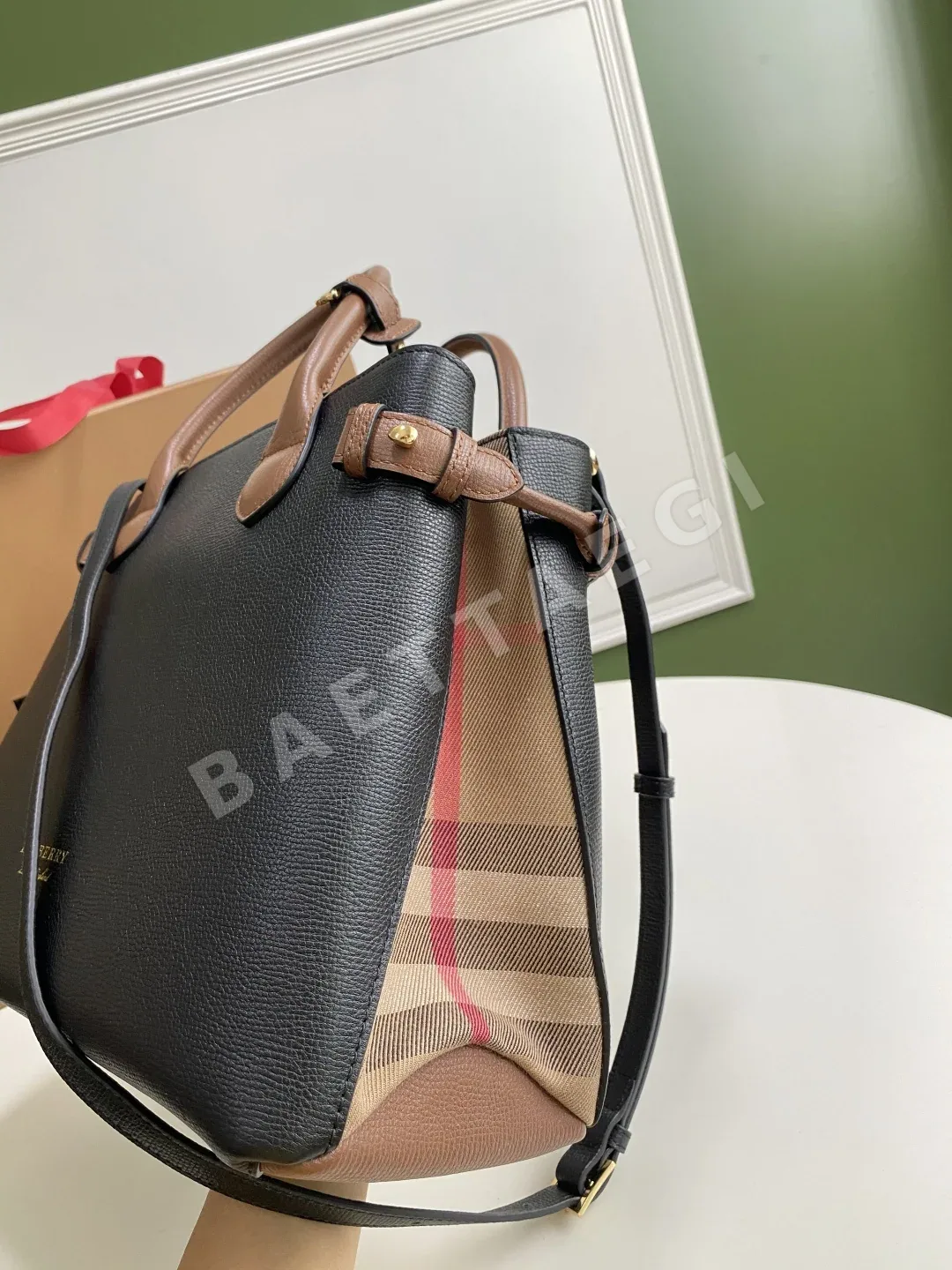 버버리 클래식 하우스 체크 카프스킨 배너 백 상세 이미지 9