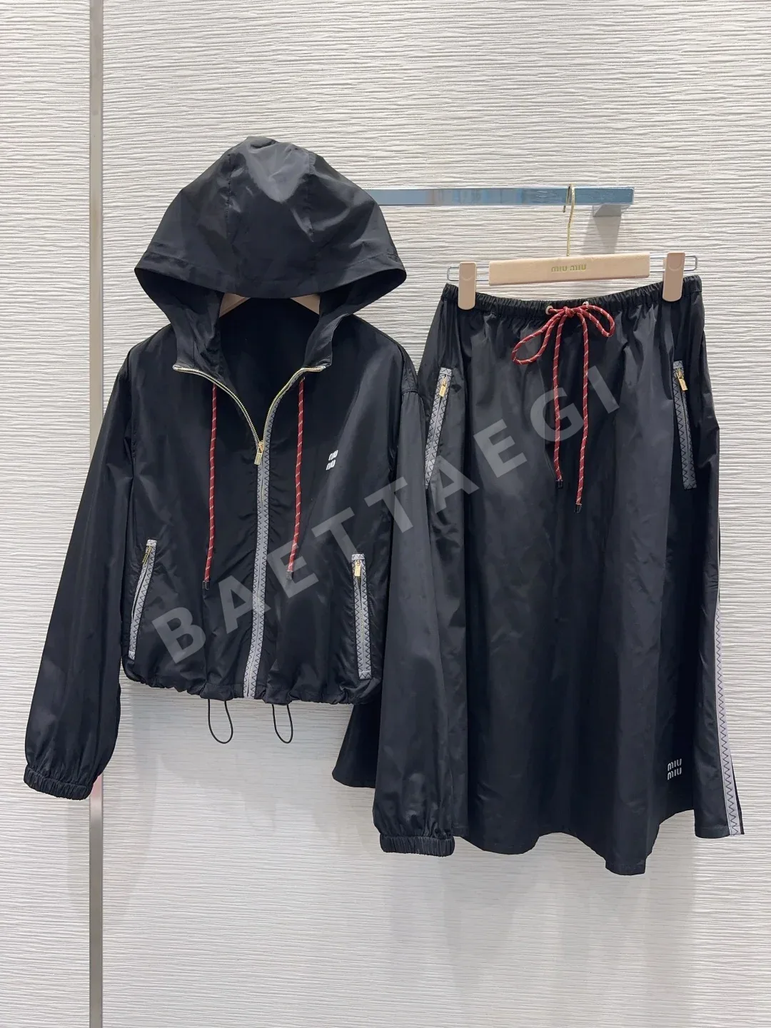 미우미우 테크 소재 여성 자켓 상세 이미지 9