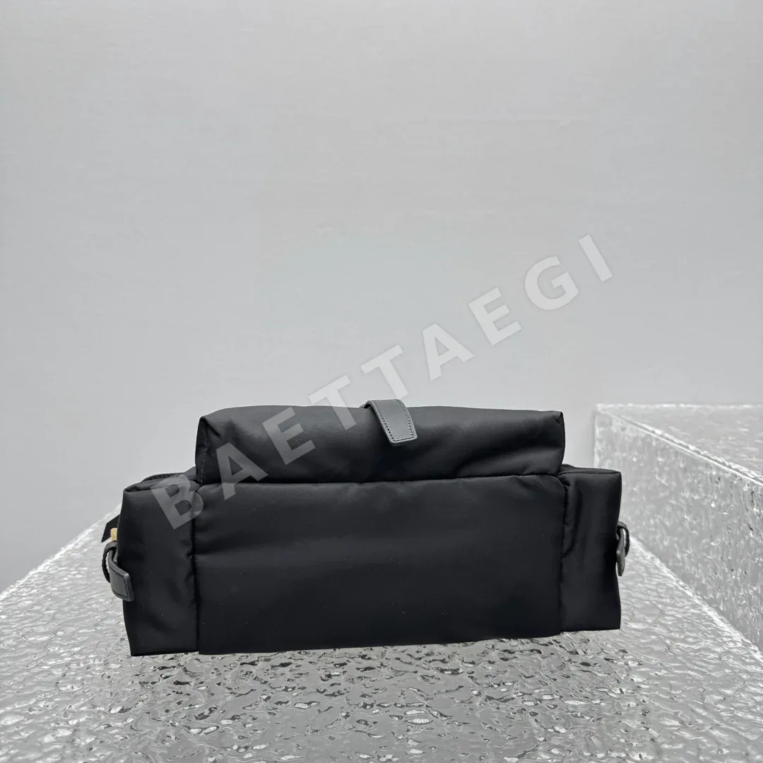 프라다 Explore Re-Nylon 메신저백 상세 이미지 4