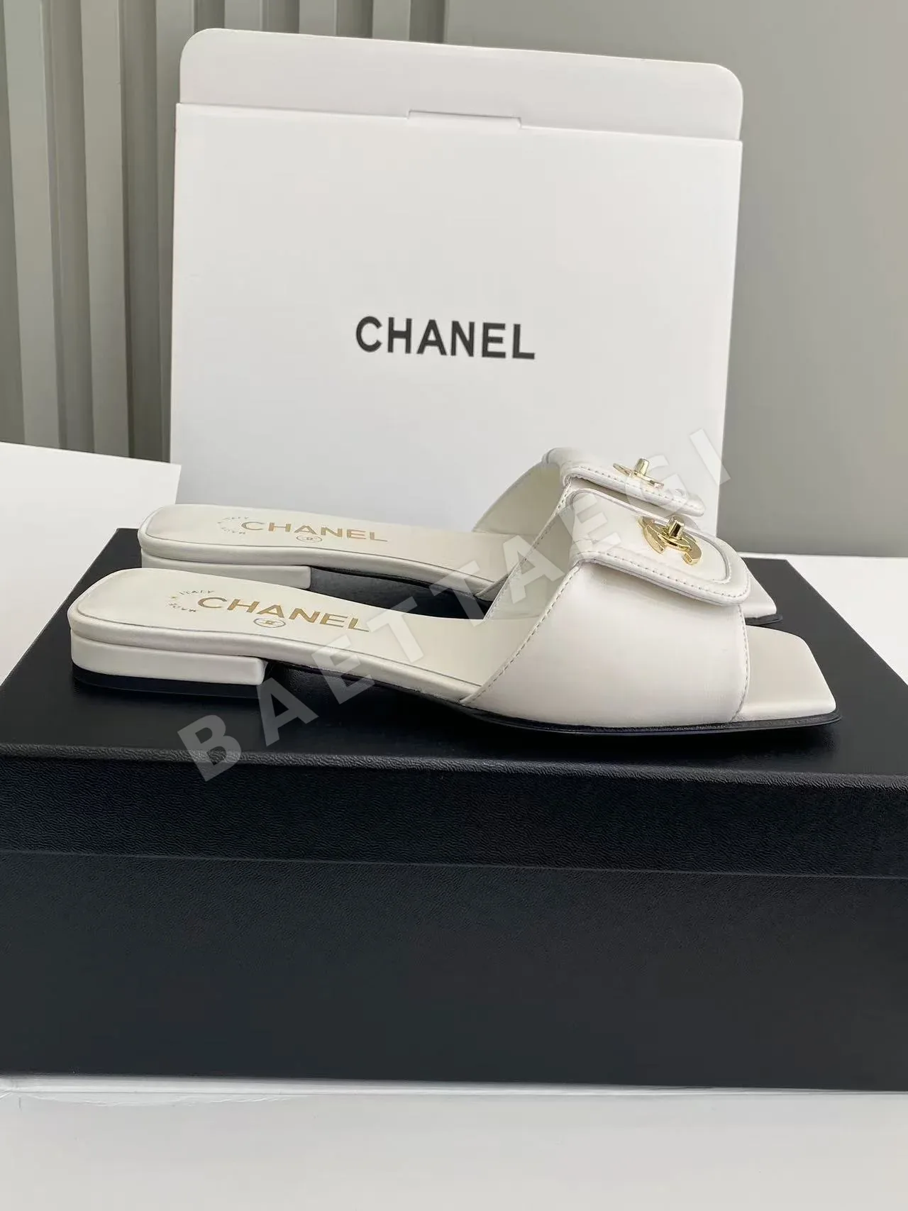 샤넬 더블 C 버클 스퀘어토 플랫 샌들 99325