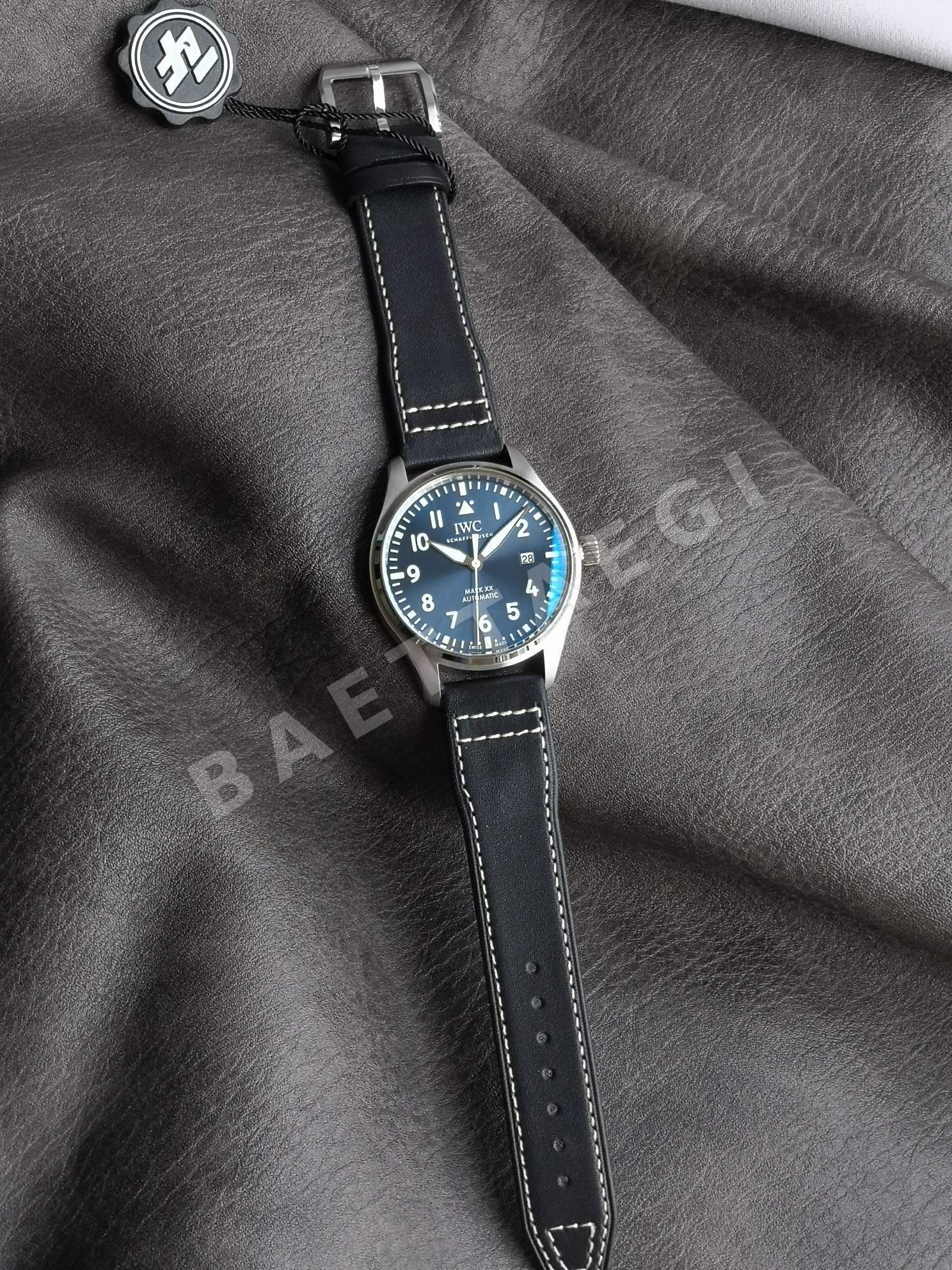 IWC 파일럿 워치 블루 다이얼 가죽 스트랩 자동 시계 IW328203 상세 이미지 2