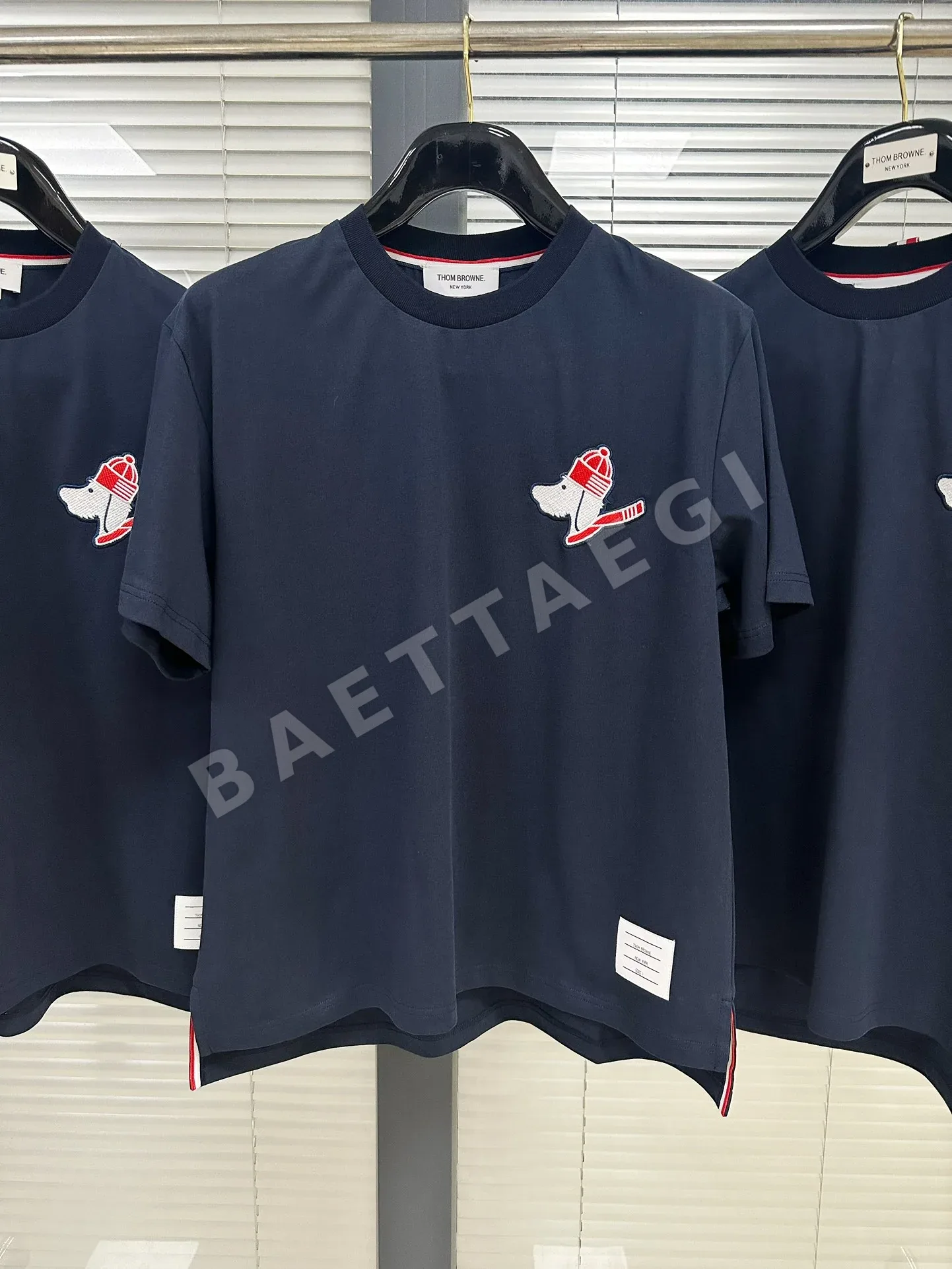 톰브라운 TB 자수 스키 도그 남여공용 반팔 티셔츠 상세 이미지 2