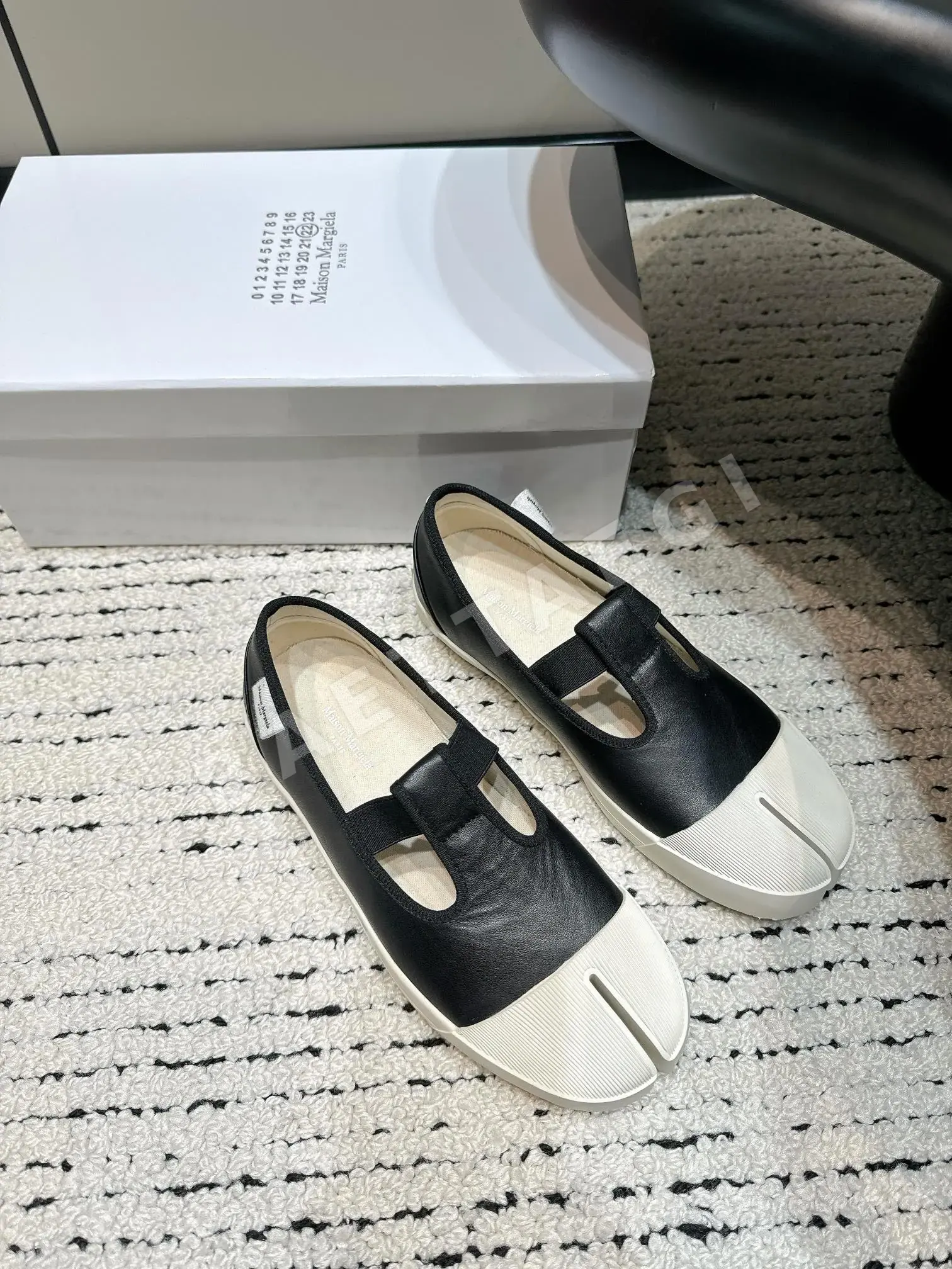 마르지엘라 갈라진 앞코 스트랩 가죽 스니커즈 9086 상세 이미지 6