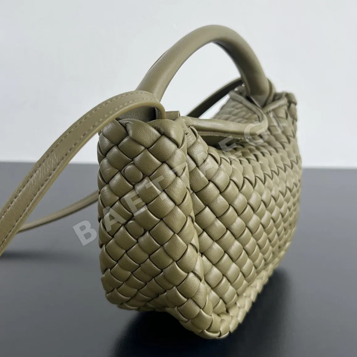 보테가베네타 미니 코블 플랩 크로스바디 가방 상세 이미지 2