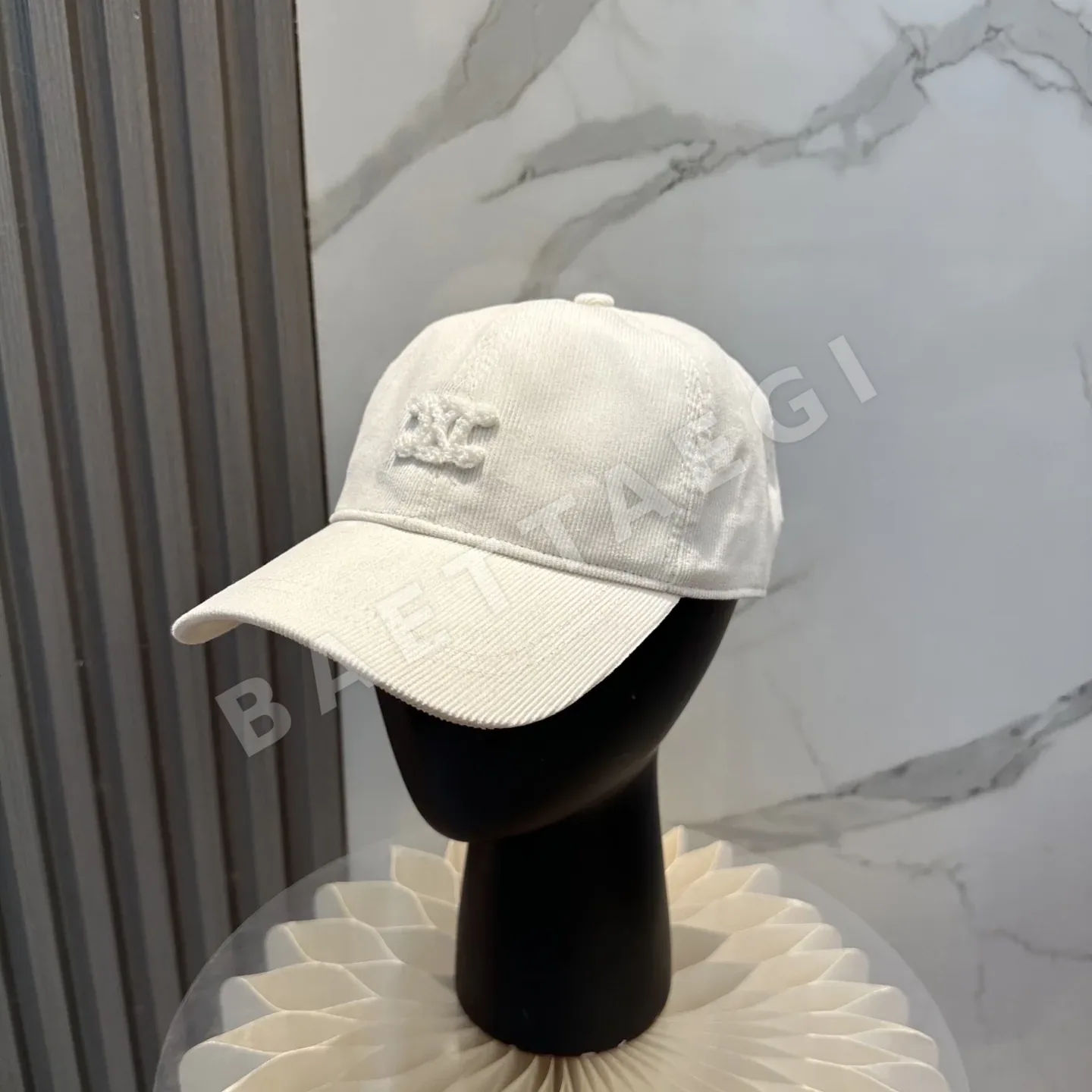 셀린느 개선문 자수 코듀로이 베이스볼 캡 118559
