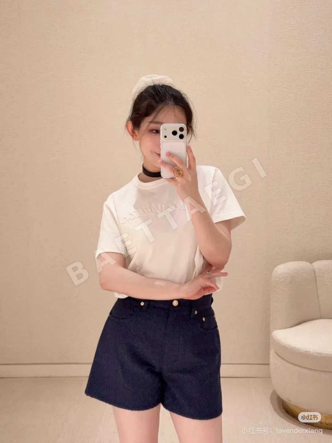 루이비통 엠보스 로고 여성 반팔 티셔츠 상세 이미지 3