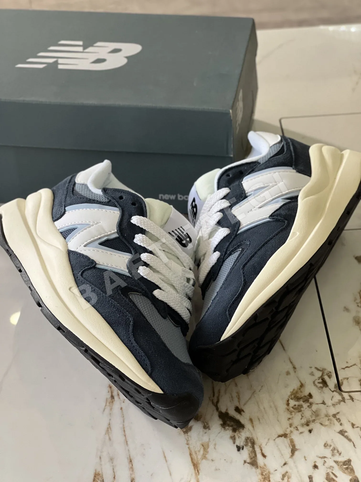 뉴발란스 M5740 스웨이드 남성 신발 상세 이미지 2