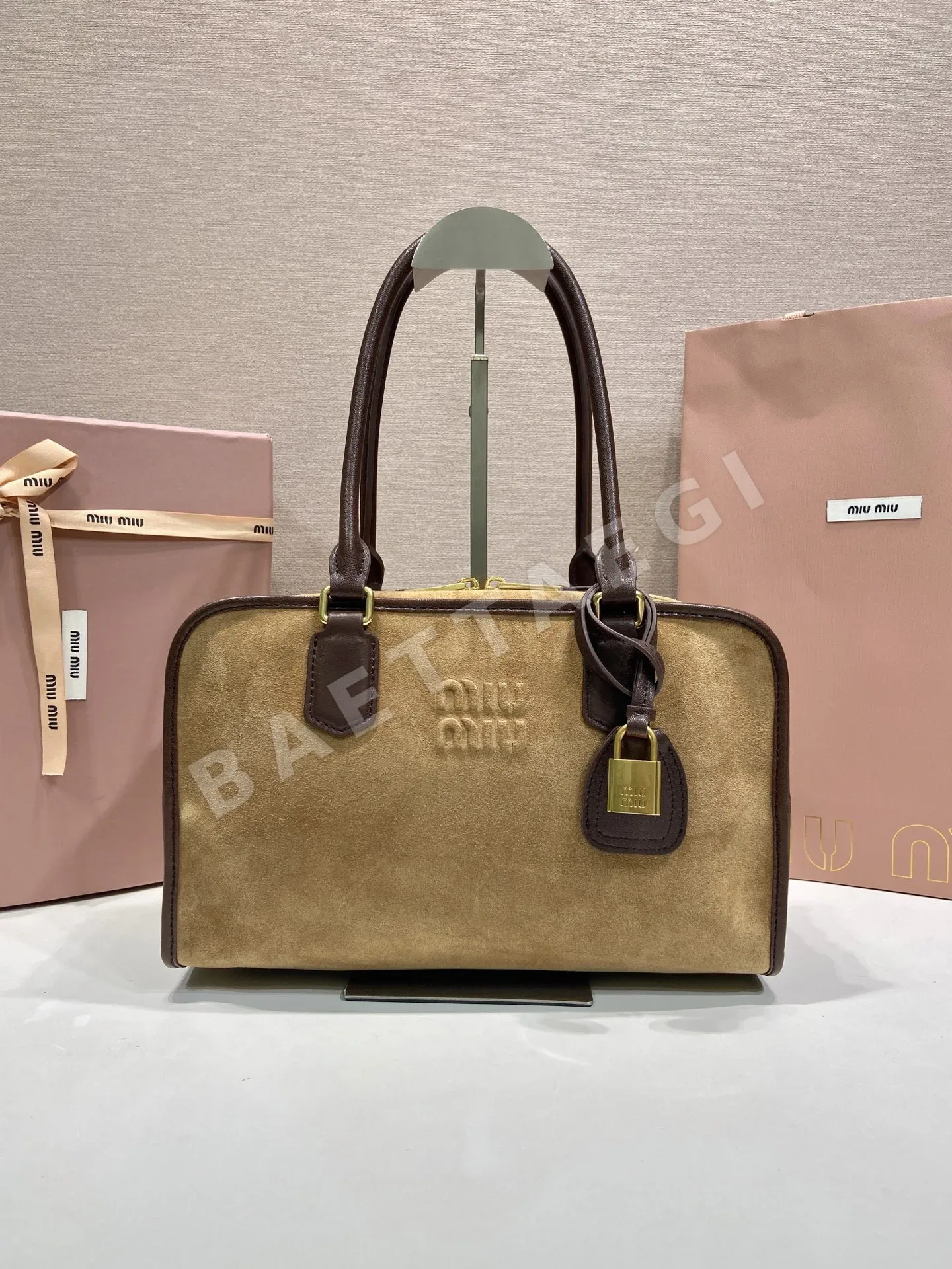 미우미우 스웨이드 핸드백 5BB205
