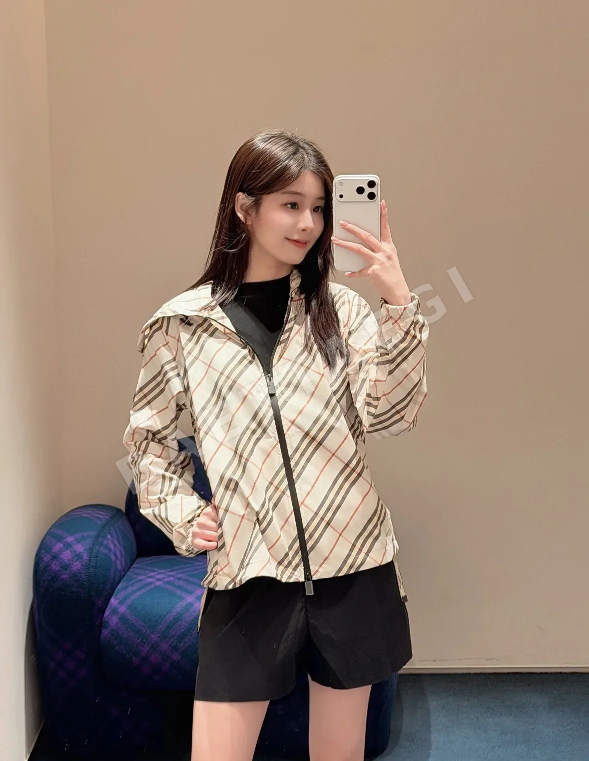 버버리 체크 패턴 경량 나일론 후드 자켓 상세 이미지 4