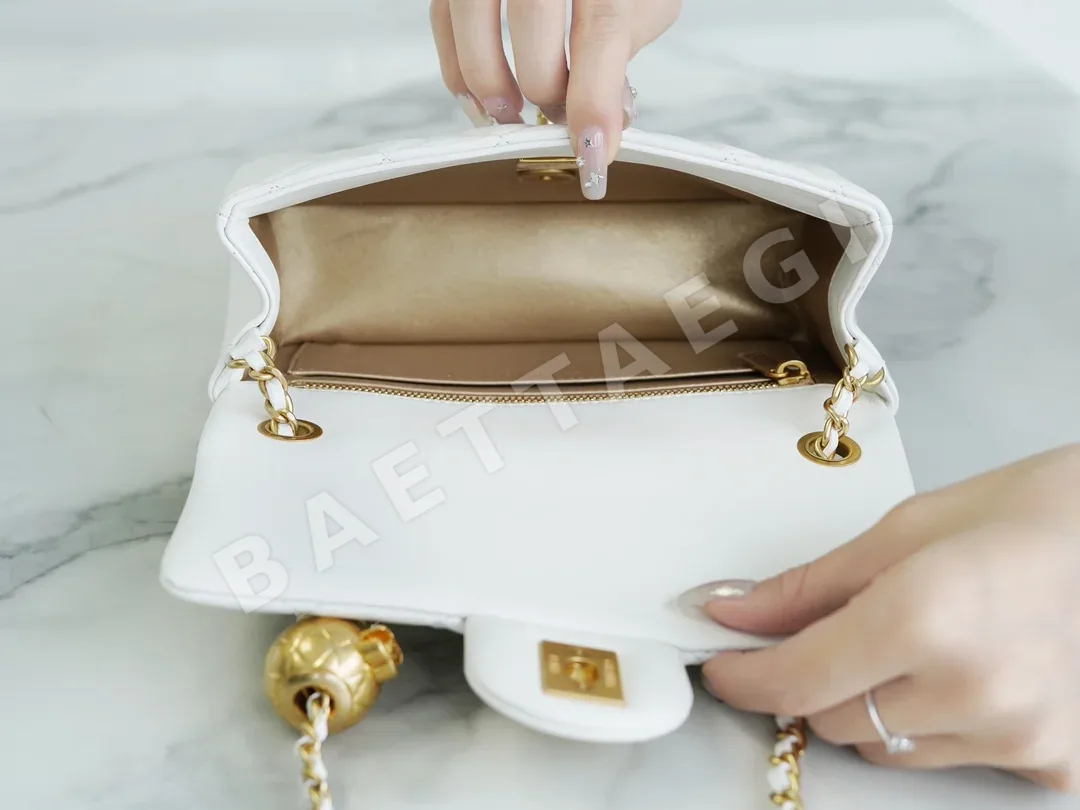 샤넬 클래식 화이트 램스킨 플랩백 가방 상세 이미지 5