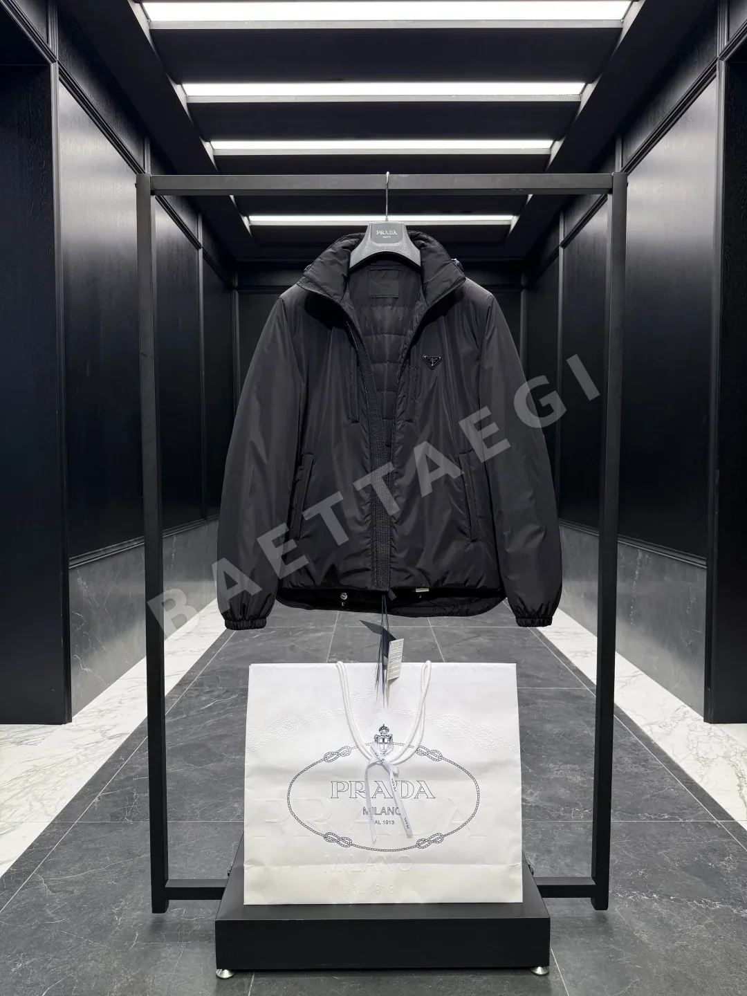프라다 리나이론 구스다운 남성 패딩 상세 이미지 3