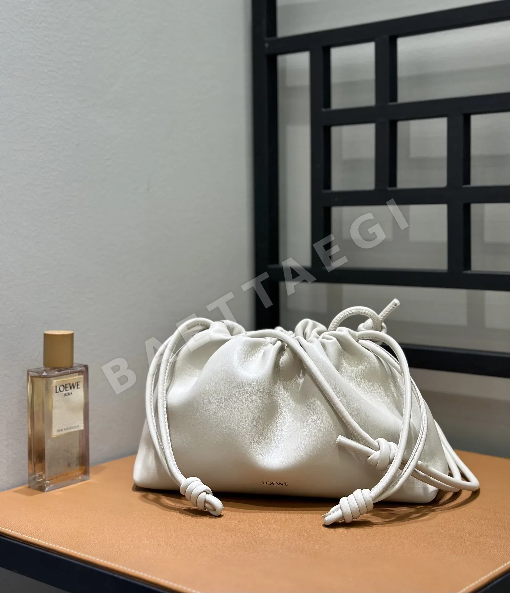 로에베 미디엄 플라멩고 펄스 파인 그레인 30cm 상세 이미지 2