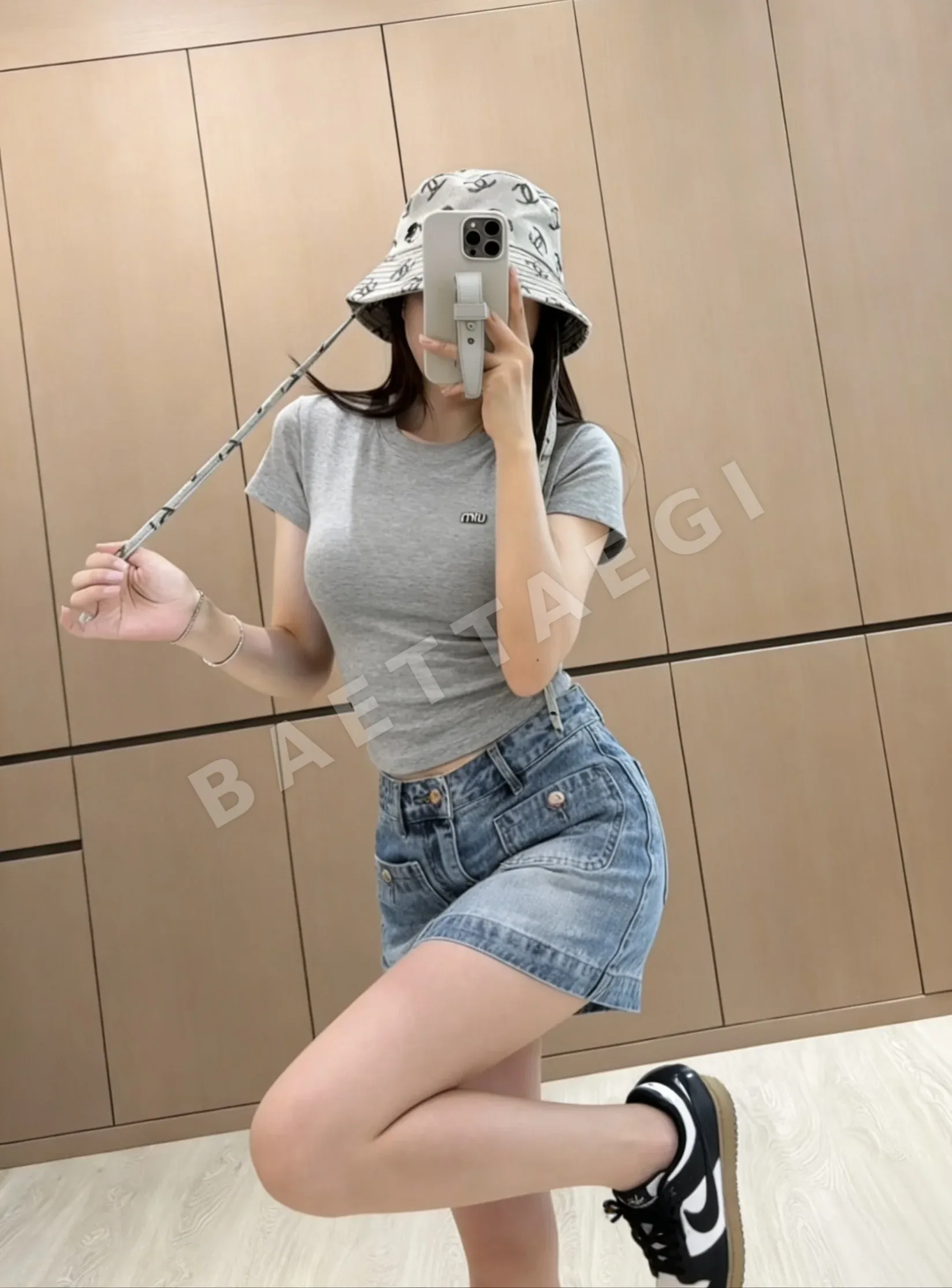 미우미우 라인스톤 로고 반팔 티셔츠 상세 이미지 16