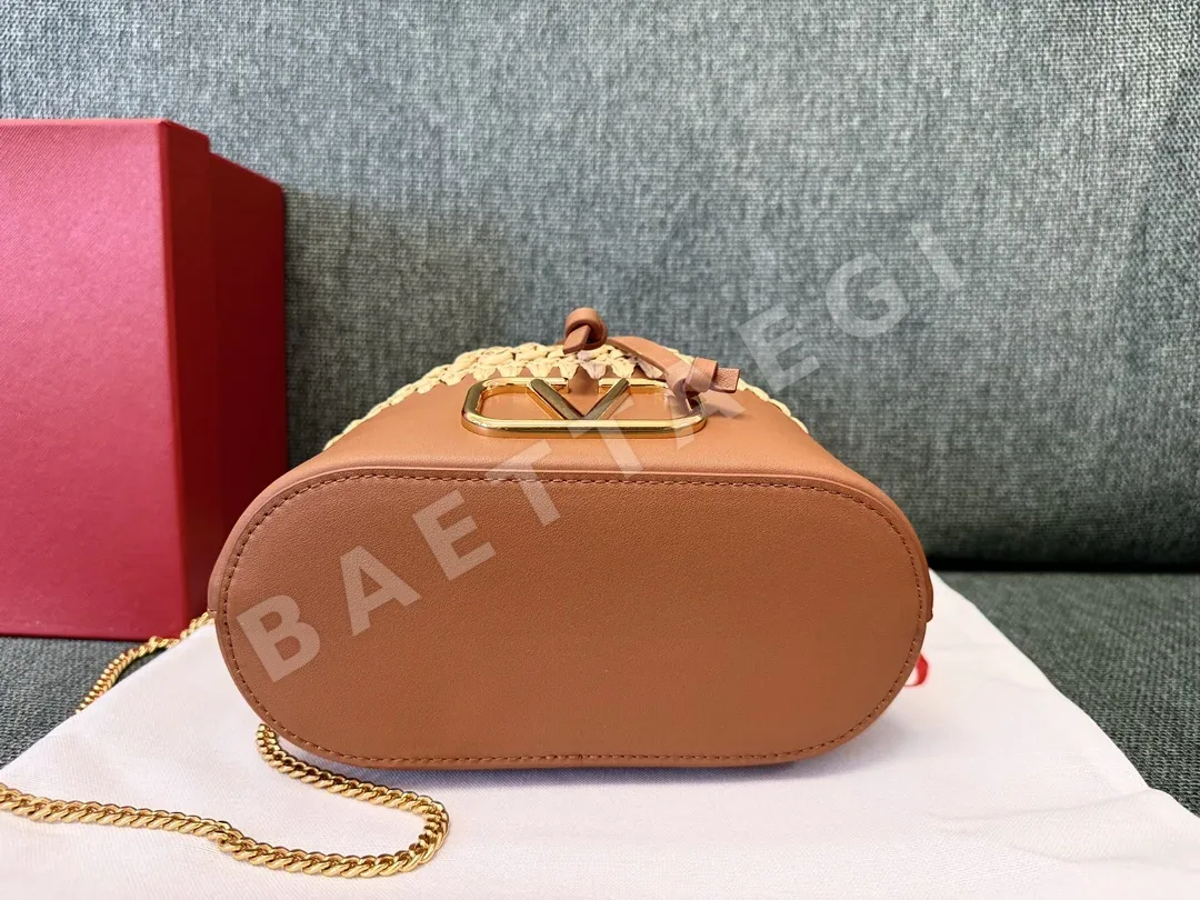발렌티노 라피아 미니 카프스킨 버킷백 상세 이미지 3