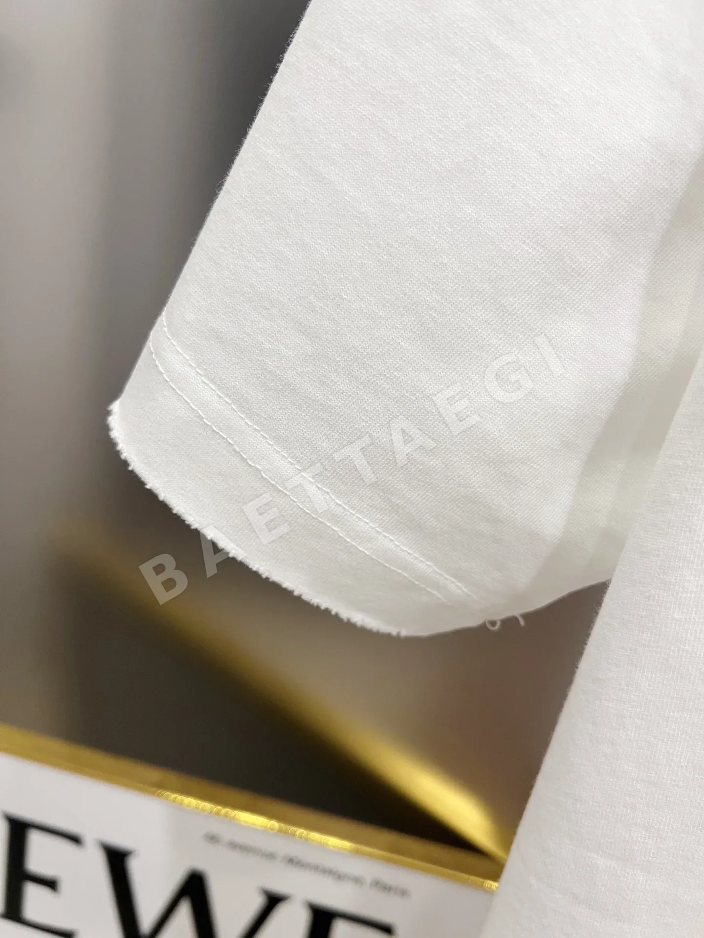 오프화이트 데미지 가공 크루넥 반팔 티셔츠 상세 이미지 6