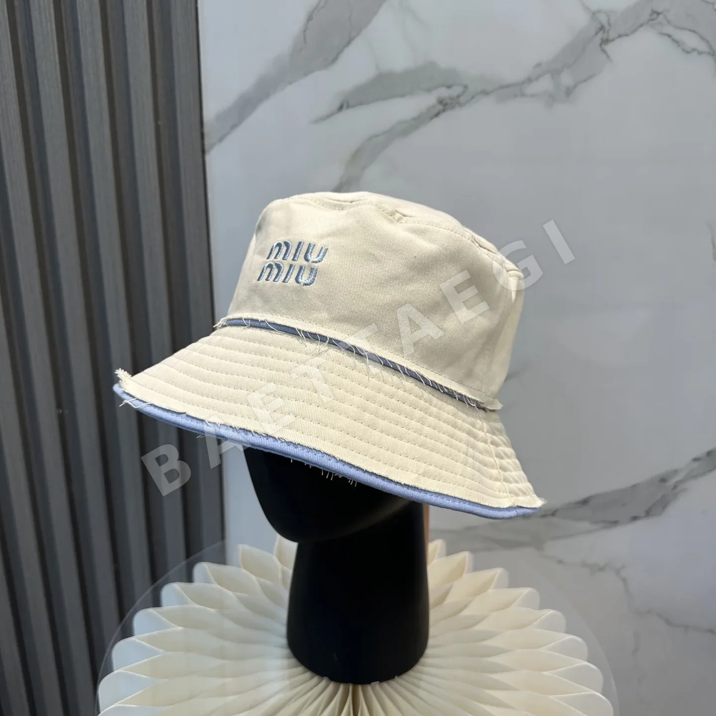 미우미우 자수 버킷 햇 모자 118530