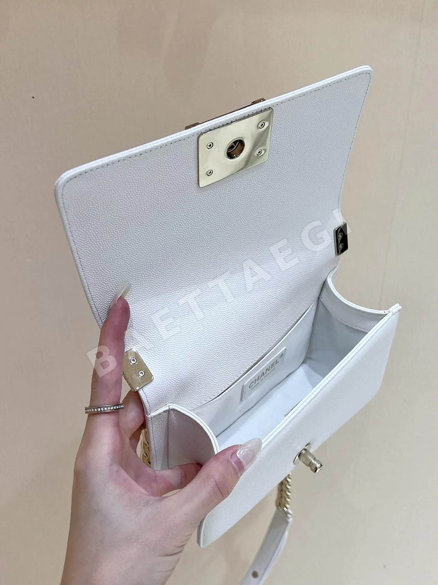 샤넬 보이 샴페인 골드 하드웨어 소가죽 가방 A67086 상세 이미지 6