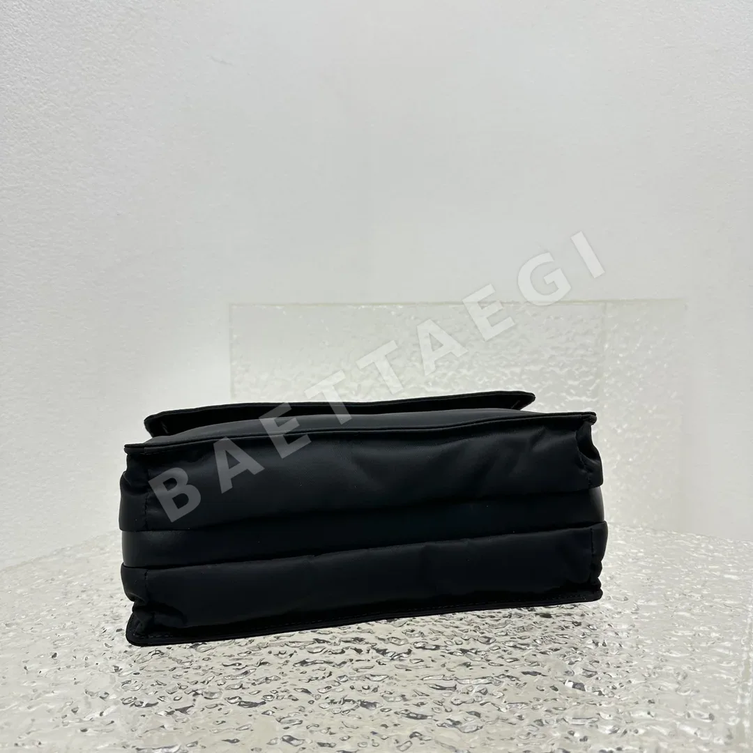 프라다 나일론 삼각 로고 메신저백 상세 이미지 5