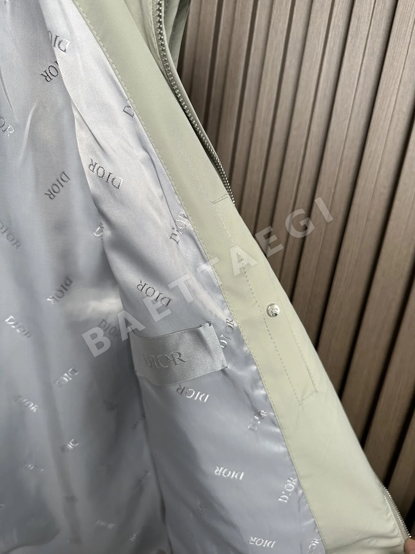 디올 엠보싱 CD 로고 양방향 지퍼 남성 반팔 티셔츠 상세 이미지 12