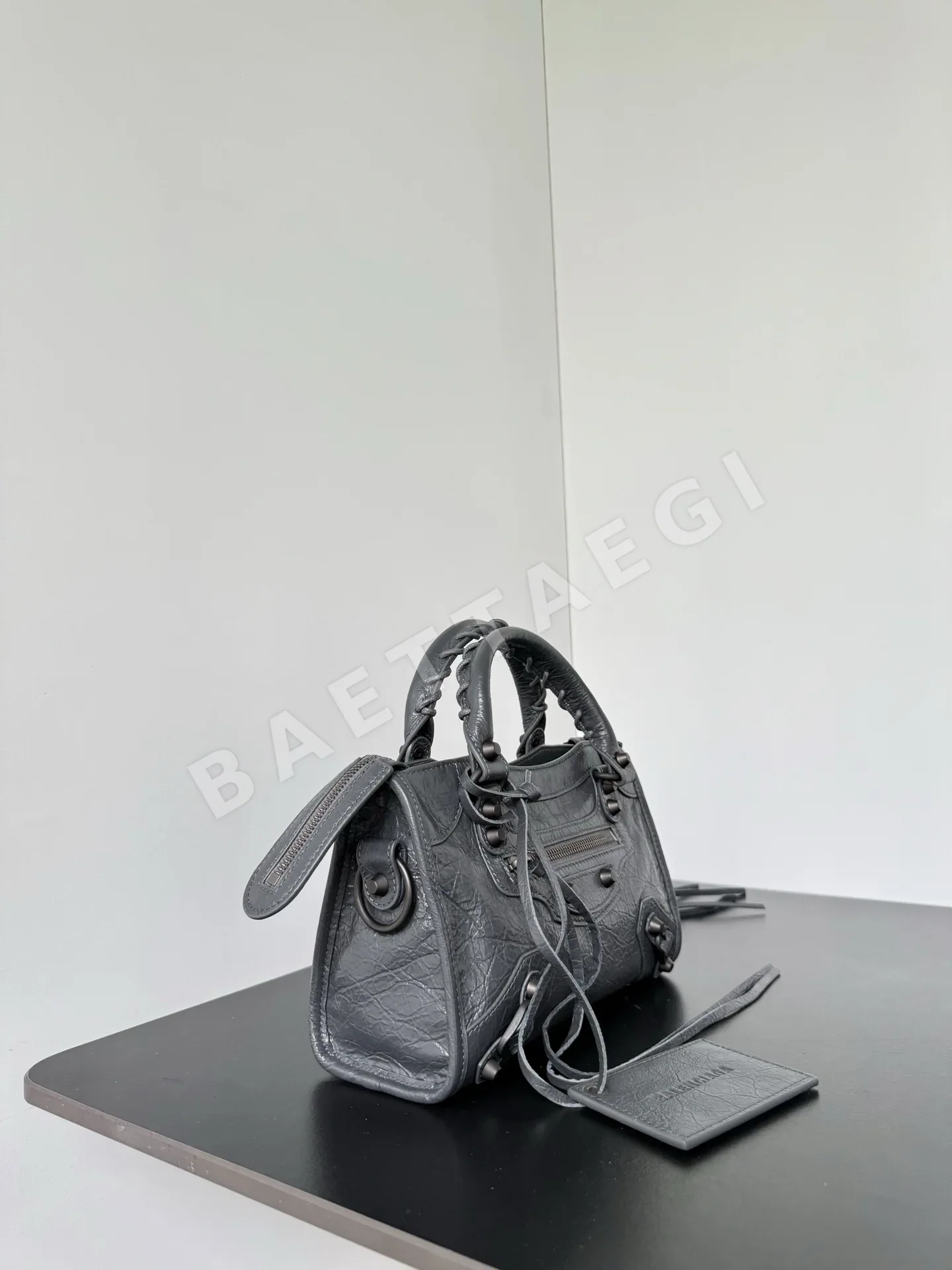 발렌시아가 스터드 가죽 토트백 상세 이미지 3
