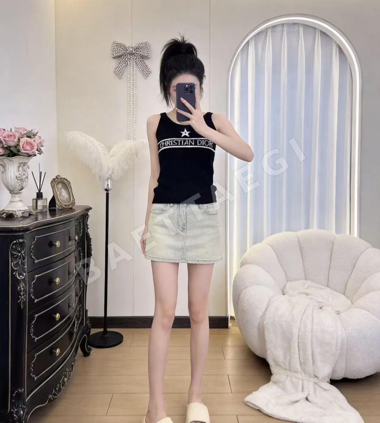 디올 여성 크루넥 슬림핏 반팔 니트탑 137711