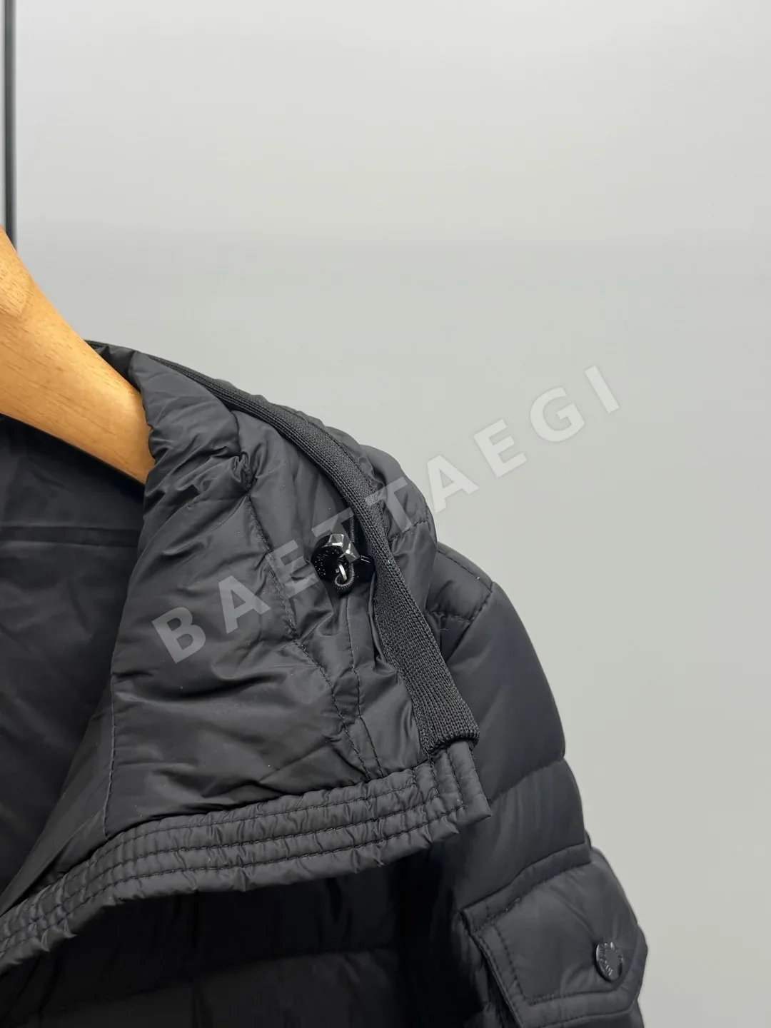 몽클레르 베이디 후드 크롭 슬림핏 여성 패딩 상세 이미지 7