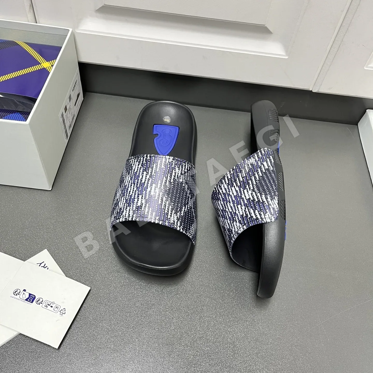 버버리 체크 샌들 113410