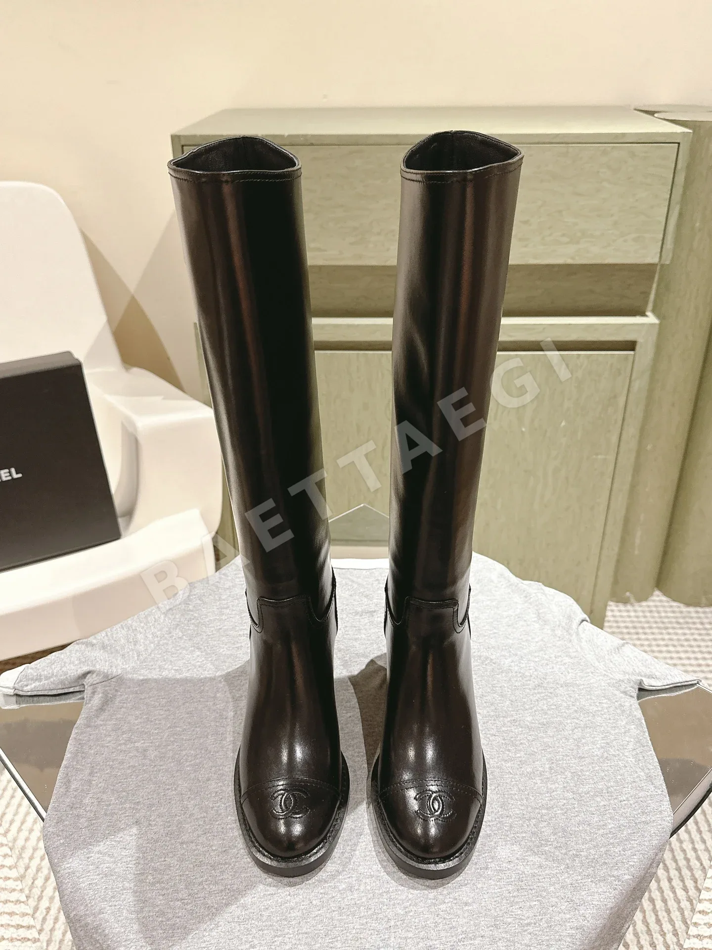 샤넬 로고 자수 니하이 부츠 105179