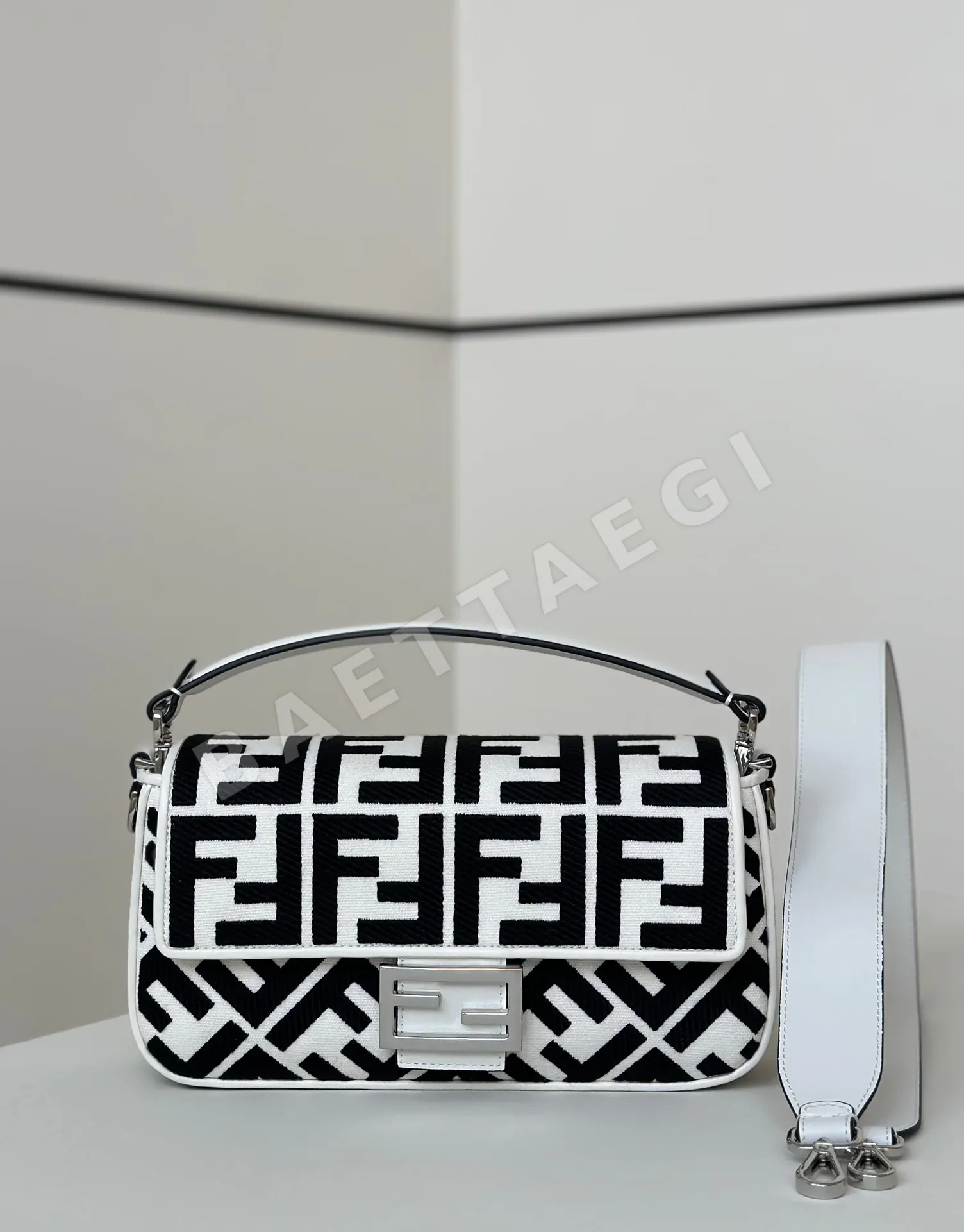 펜디 FIAD 자수 캔버스 플랩 숄더백 29564