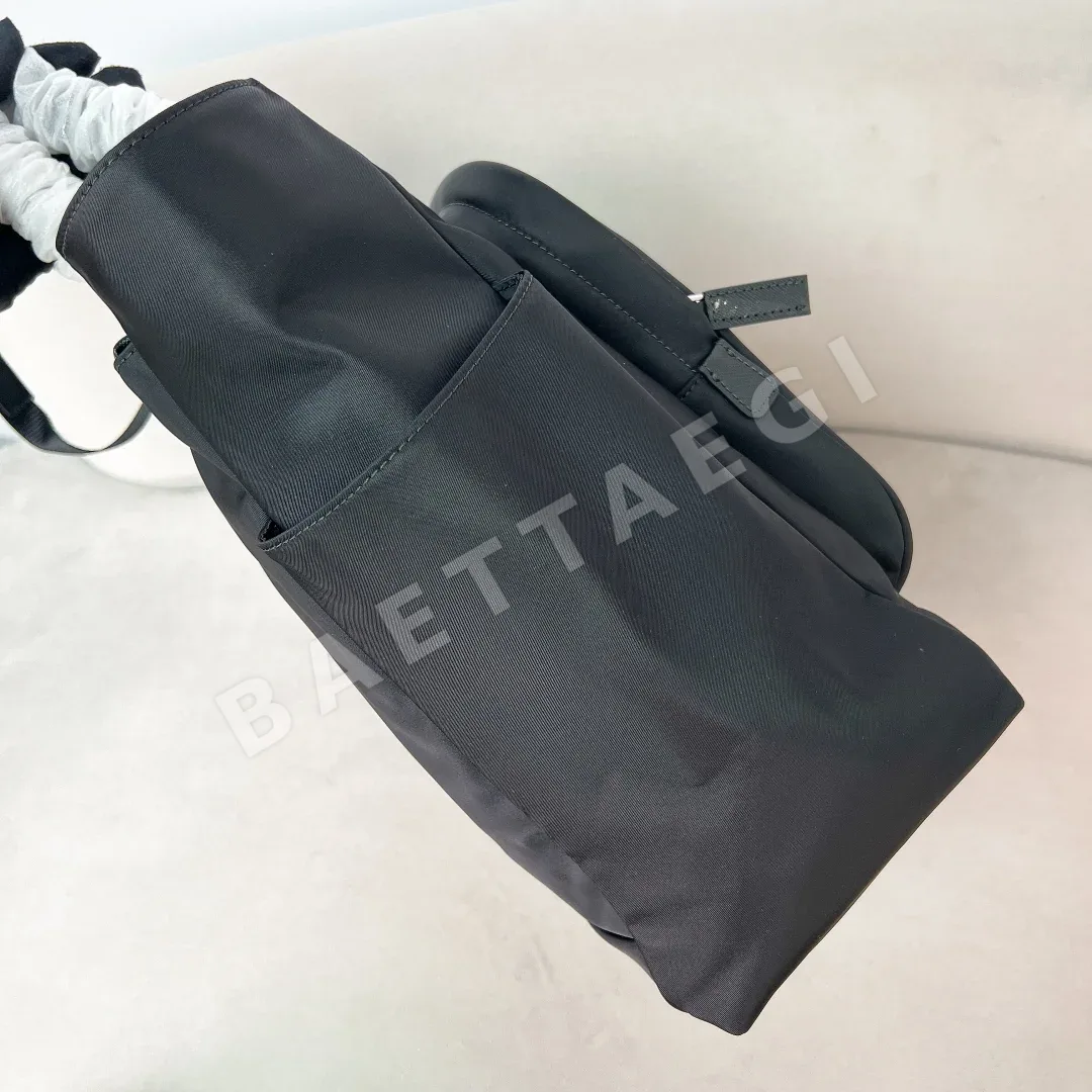 프라다 나일론 남성 토트백 2VG097 상세 이미지 4