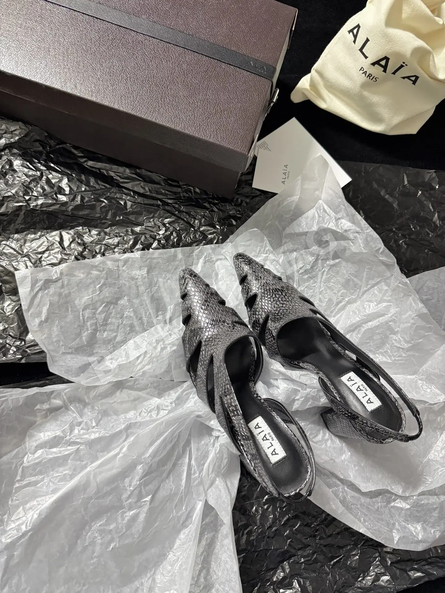 알라이아 뱀가죽 엠보싱 컷아웃 백리스 샌들 121318