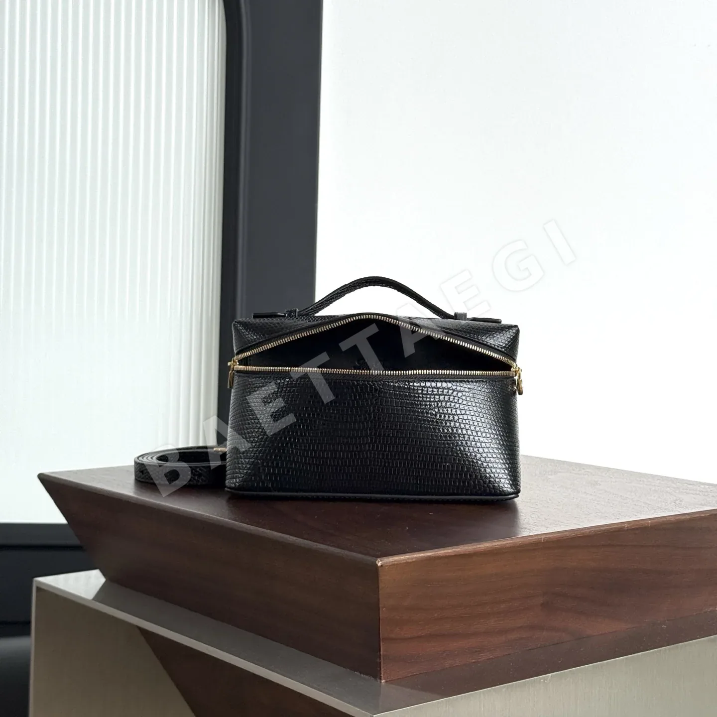 로로피아나 LP19 블랙 리자드 스킨 런치박스 가방 상세 이미지 9