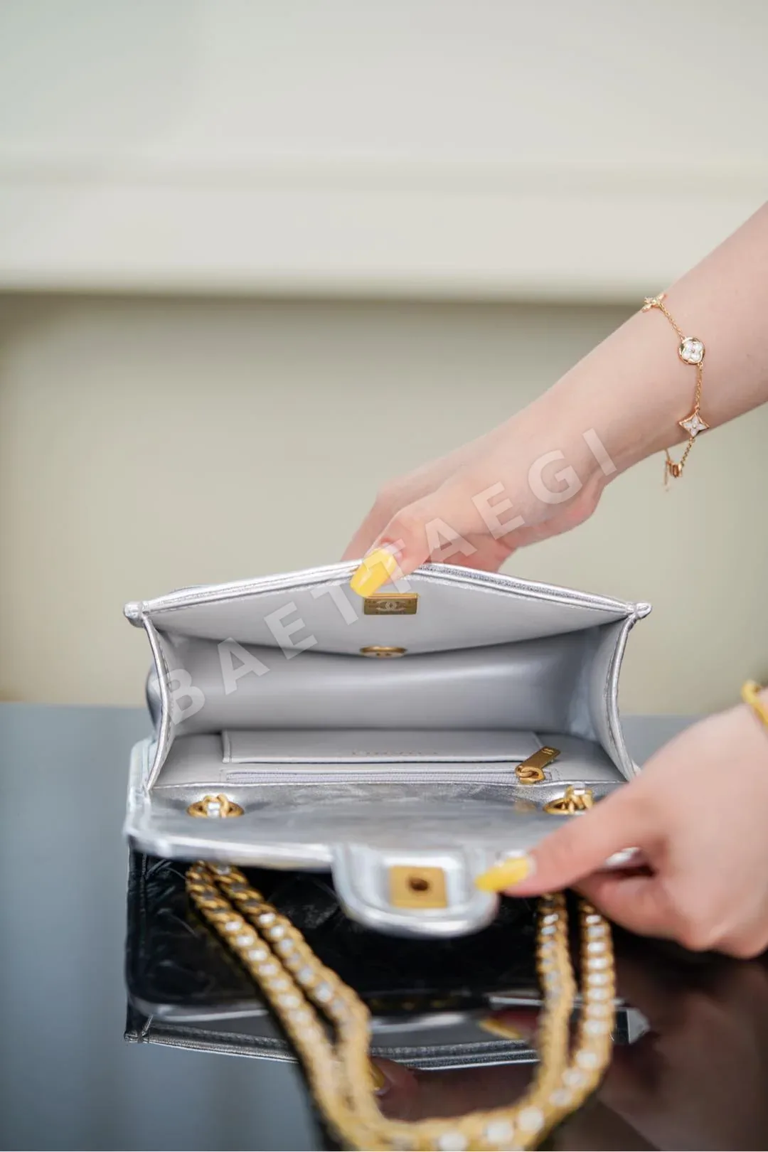 샤넬 클래식 플랩백 소가죽 가방 상세 이미지 7