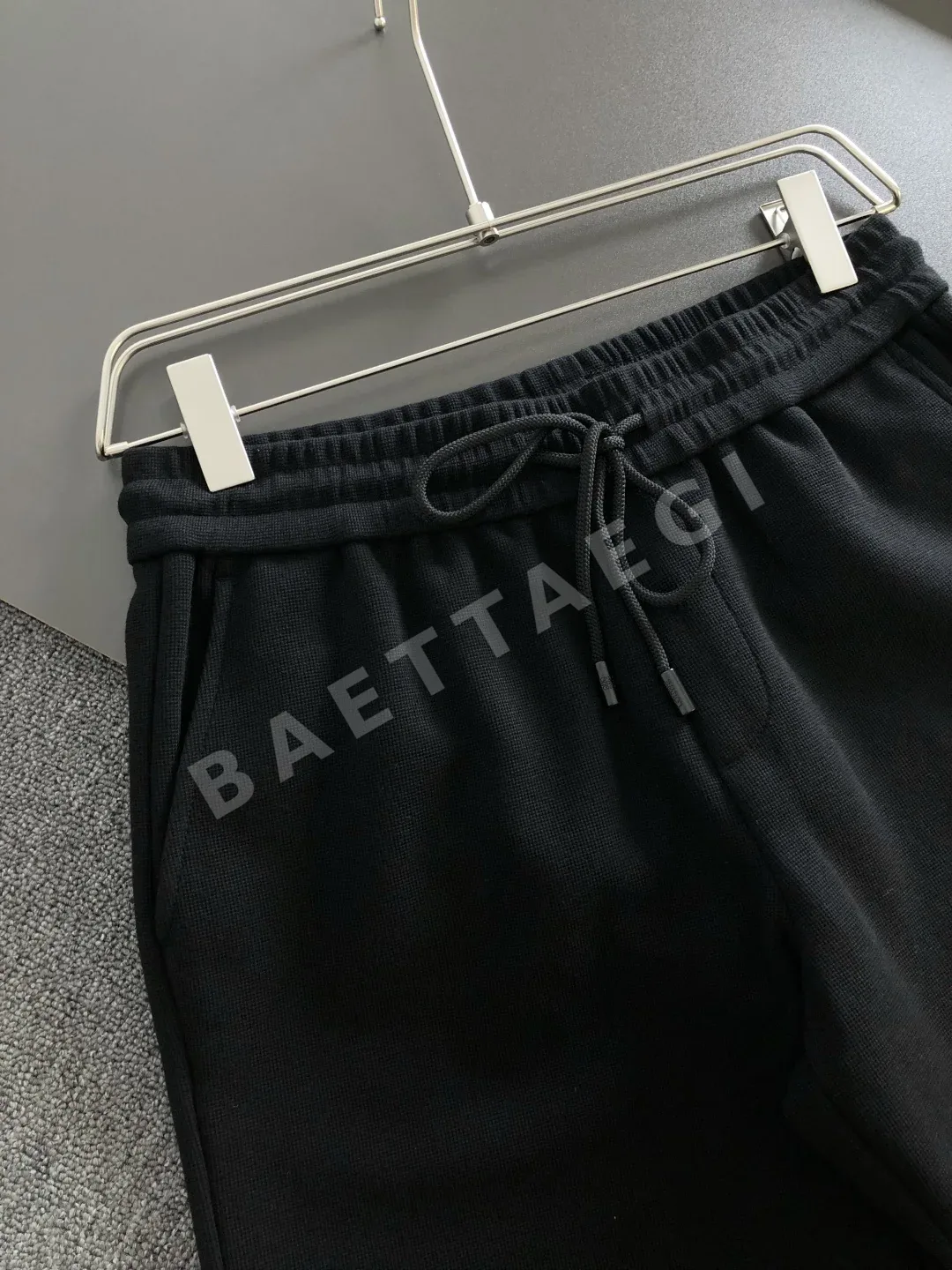 로에베 자수 로고 스트레이트 핏 남성 반바지 상세 이미지 4