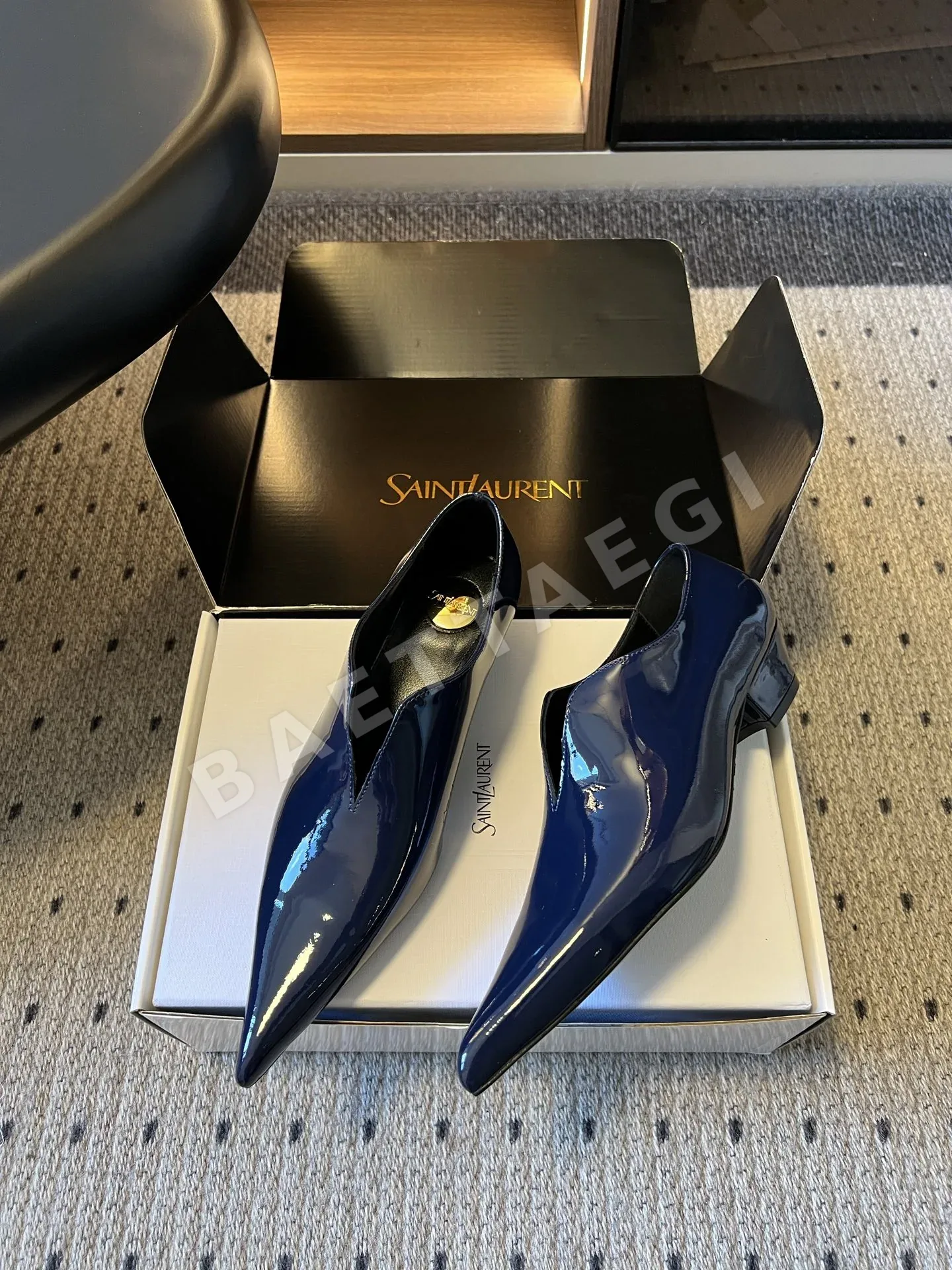 생로랑 로퍼 가죽 V넥 포인티드 토 상세 이미지 4