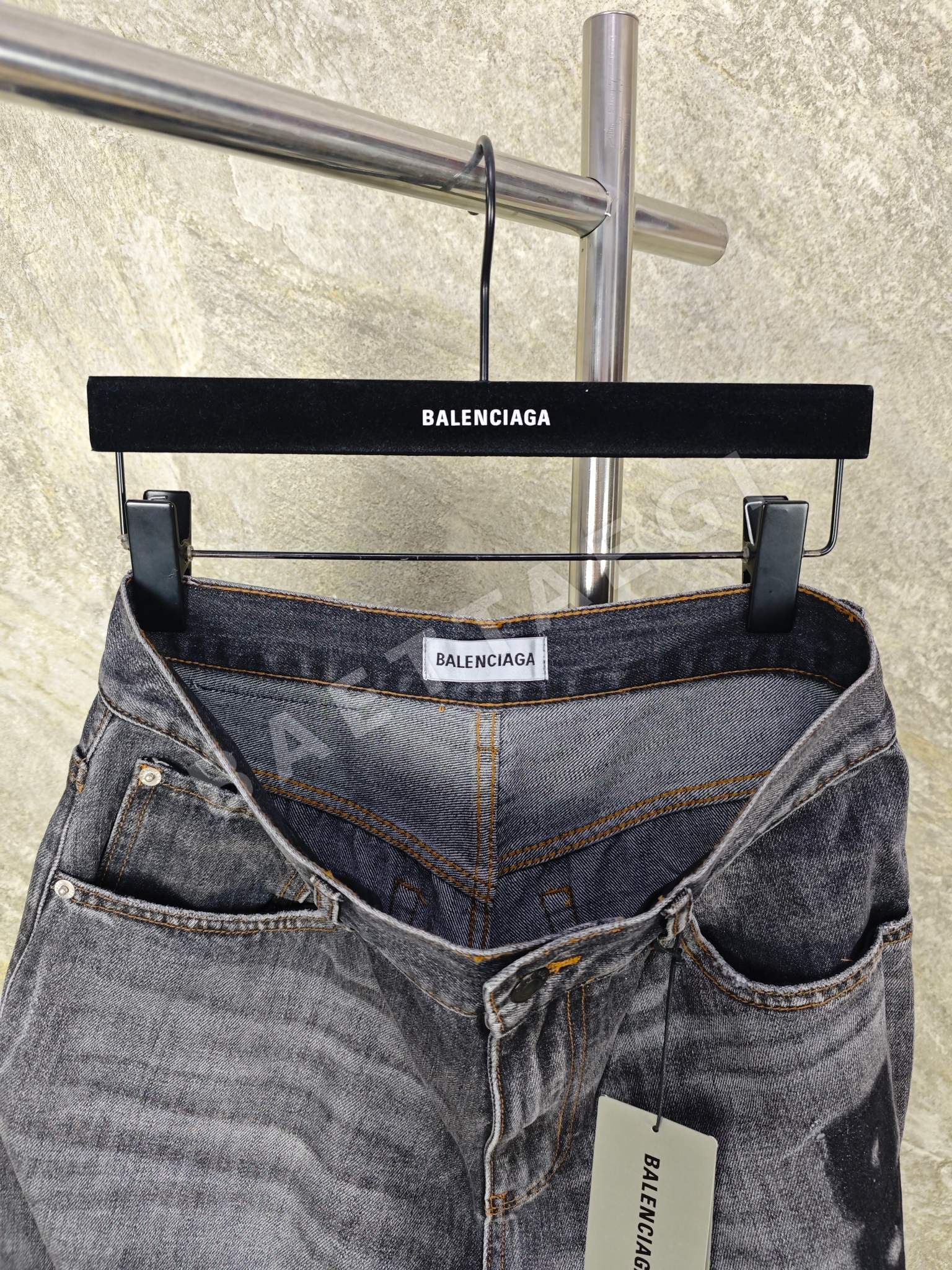 발렌시아가 그레이 워시 3D 자수 데님 남성 바지 상세 이미지 3